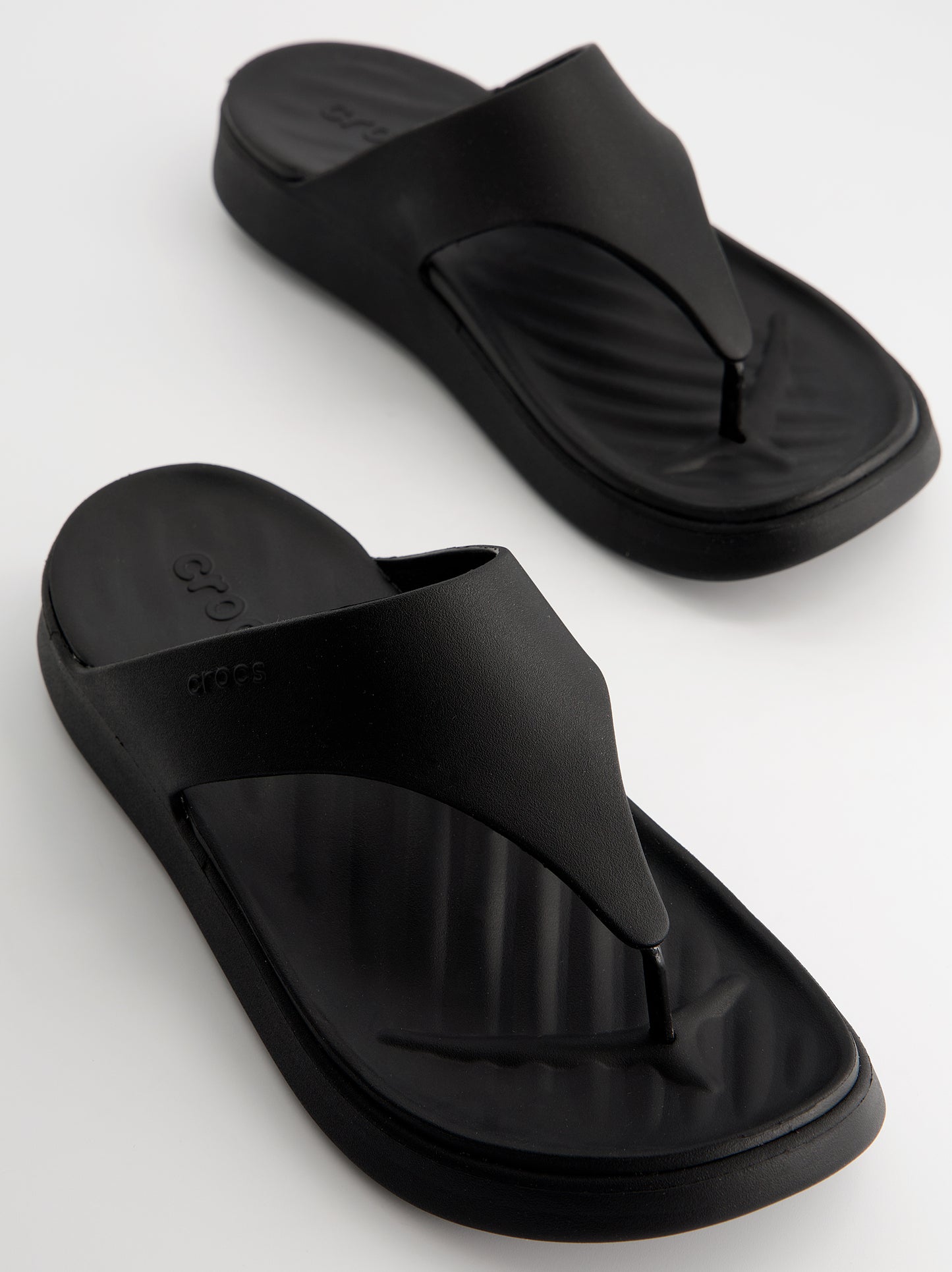 Chanclas negras de dedo tipo thong - Crocs Getaway