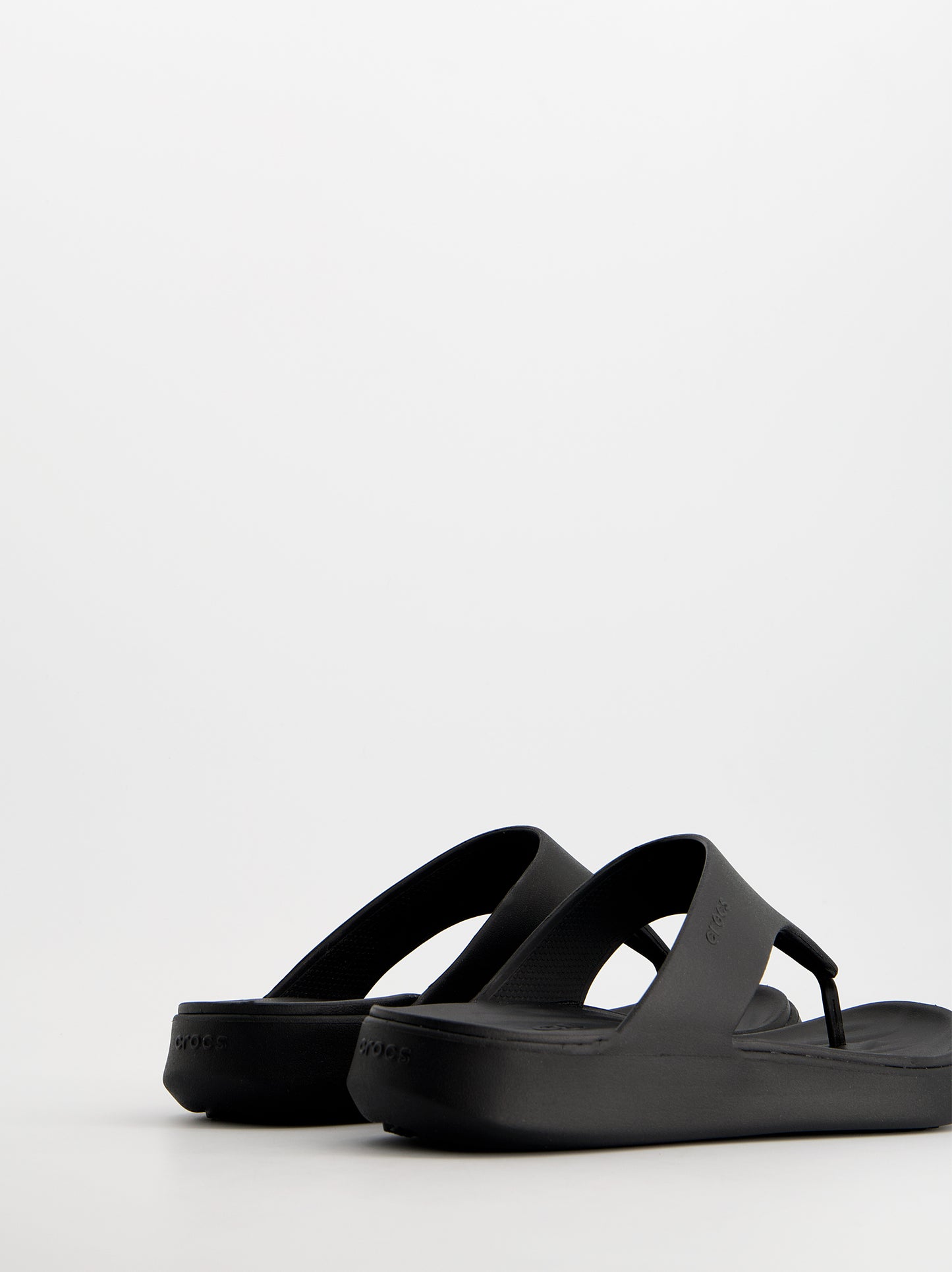 Chanclas negras de dedo tipo thong - Crocs Getaway