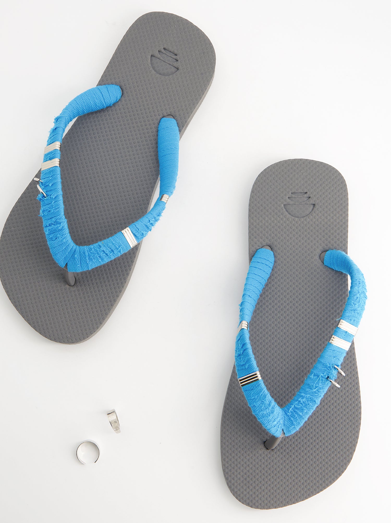 Chanclas revestidas en tejido y detalles metálicos - Jagger