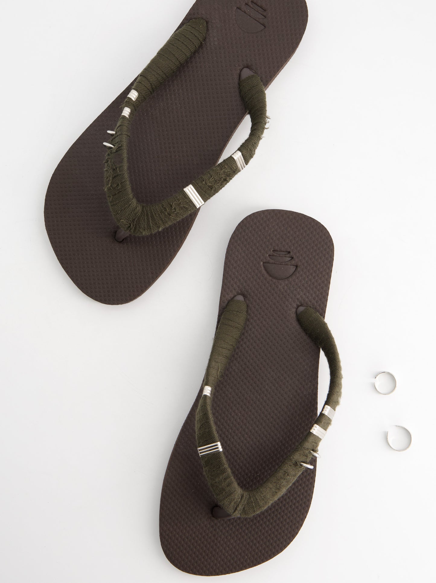 Chanclas revestidas en tejido y detalles metálicos Jagger