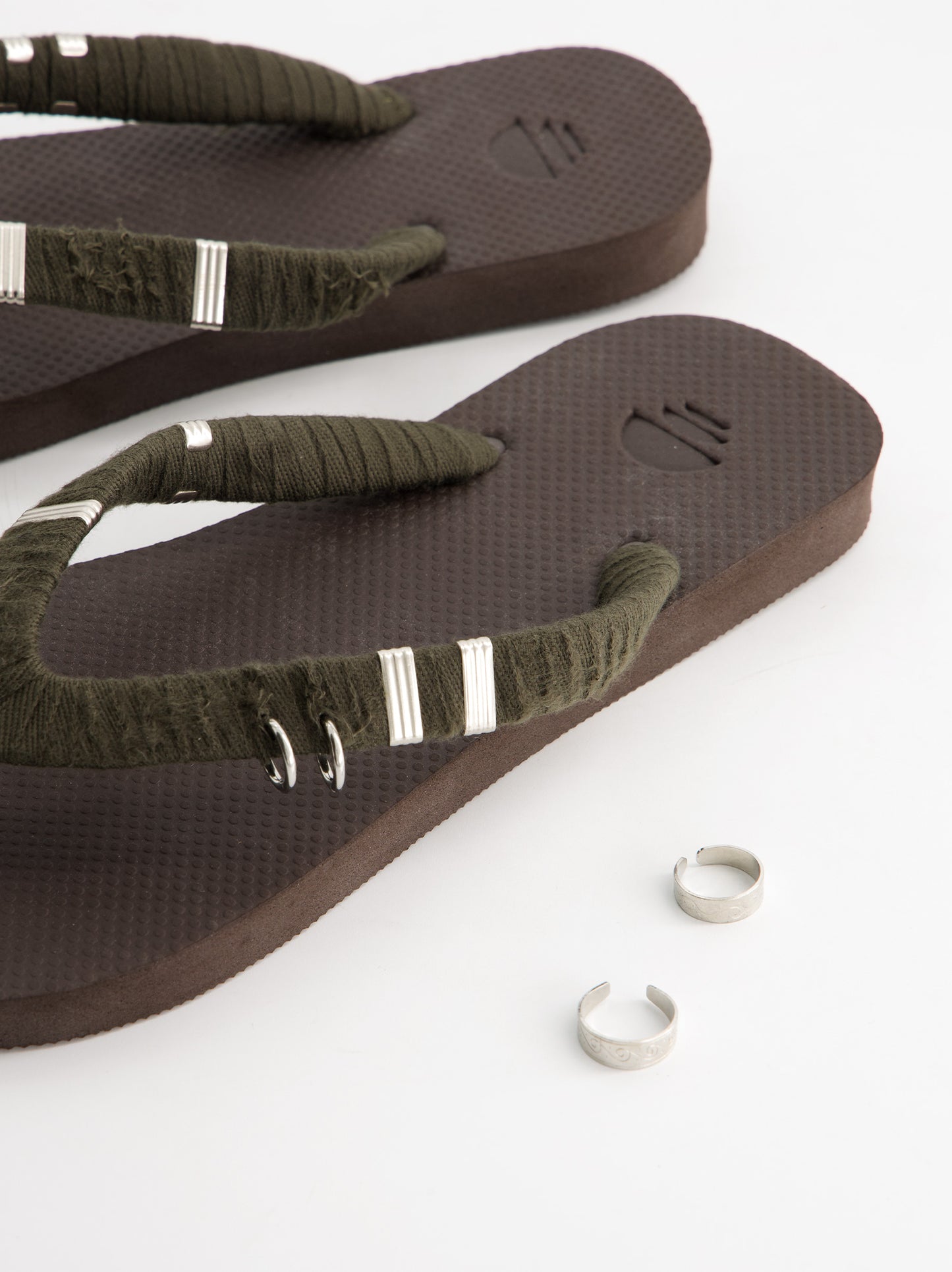 Chanclas revestidas en tejido y detalles metálicos Jagger