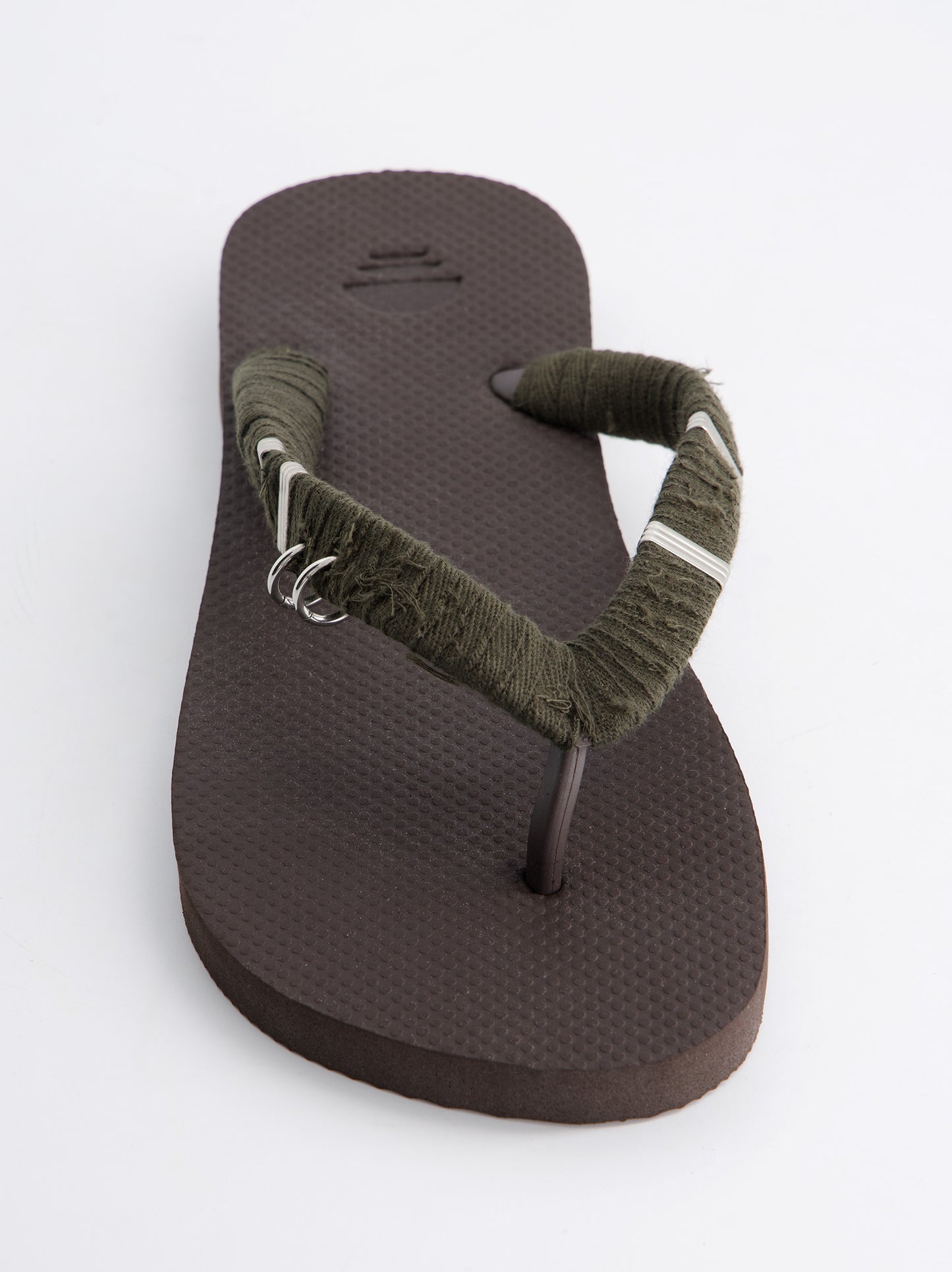 Chanclas revestidas en tejido y detalles metálicos Jagger