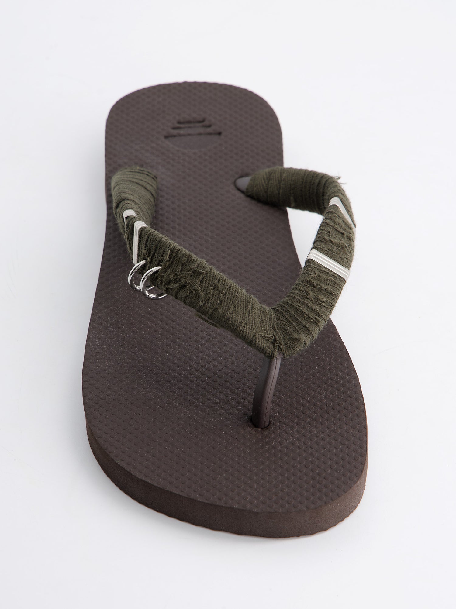 Chanclas revestidas en tejido y detalles metálicos Jagger
