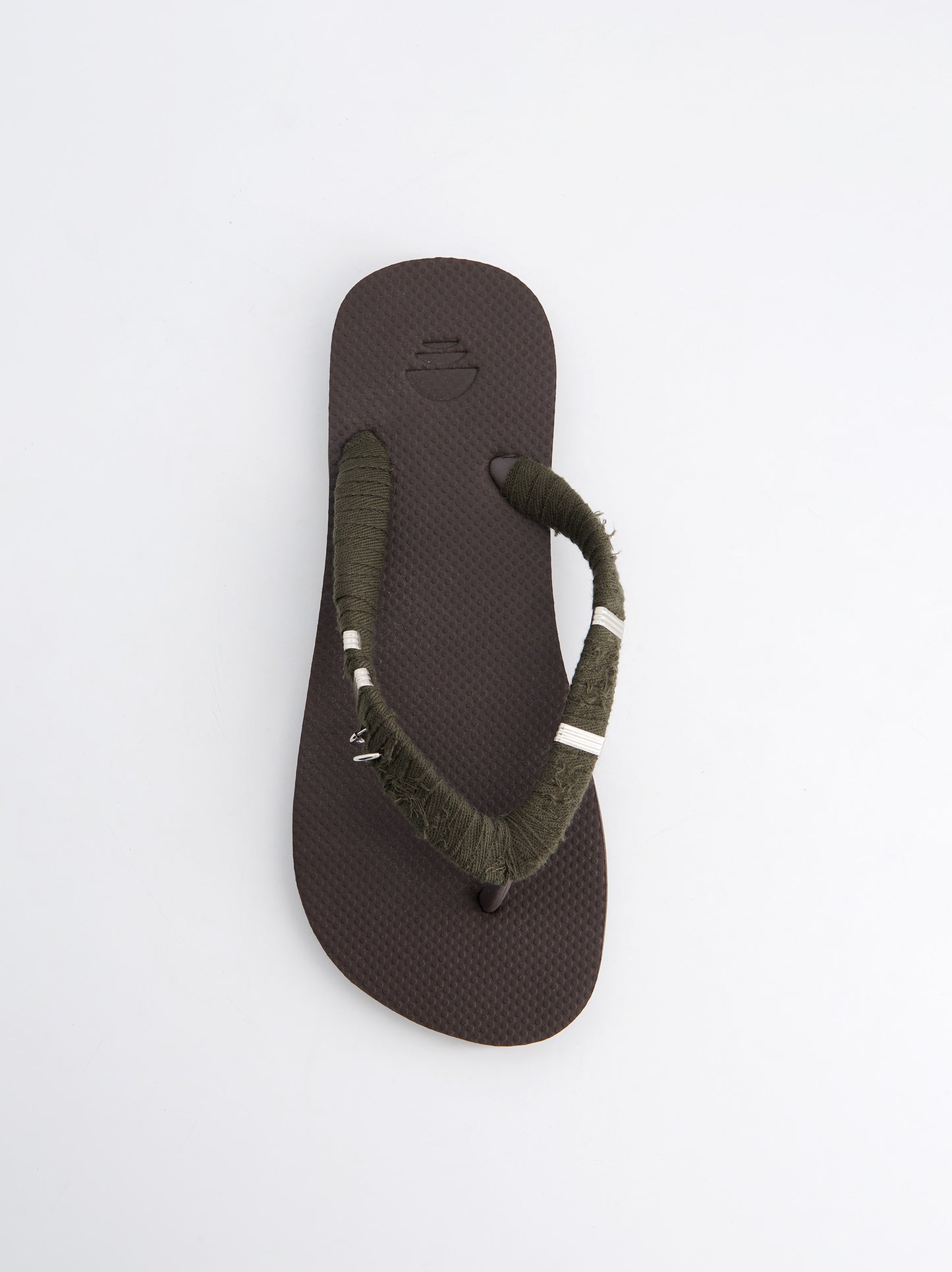 Chanclas revestidas en tejido y detalles metálicos Jagger