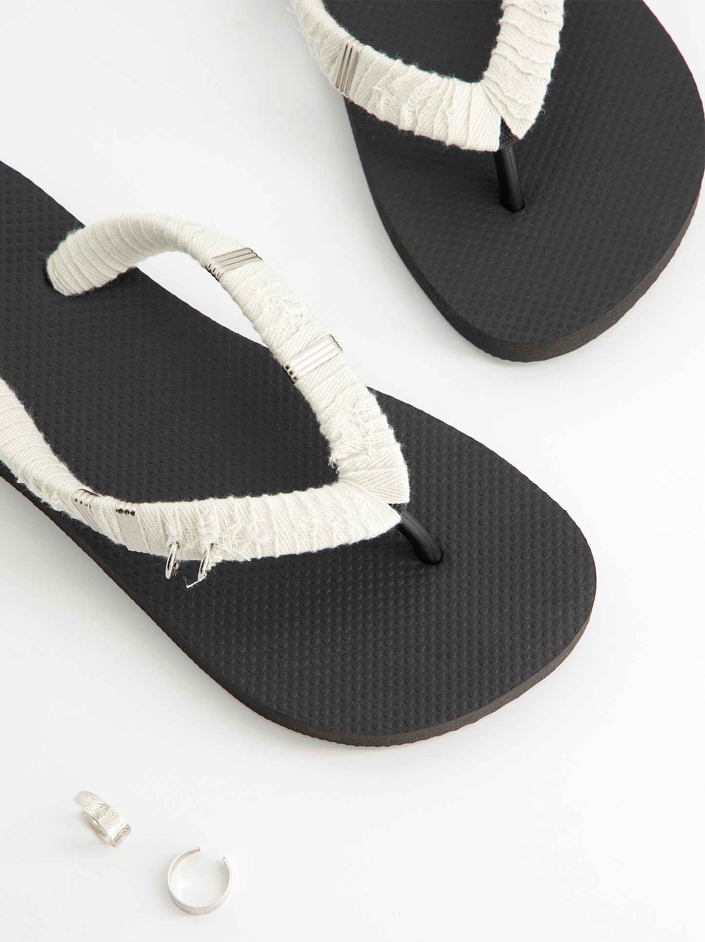 Chanclas revestidas en tejido y detalles metálicos - Jagger