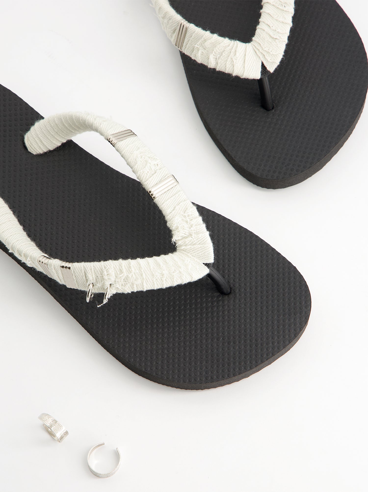 Chanclas revestidas en tejido y detalles metálicos - Jagger