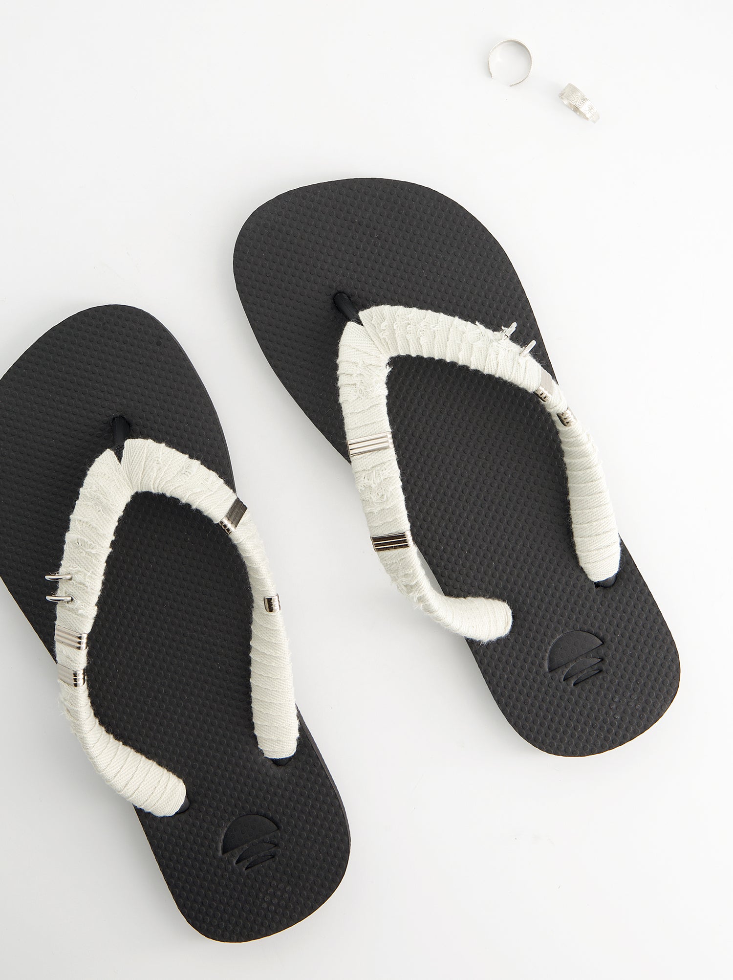 Chanclas revestidas en tejido y detalles metálicos - Jagger