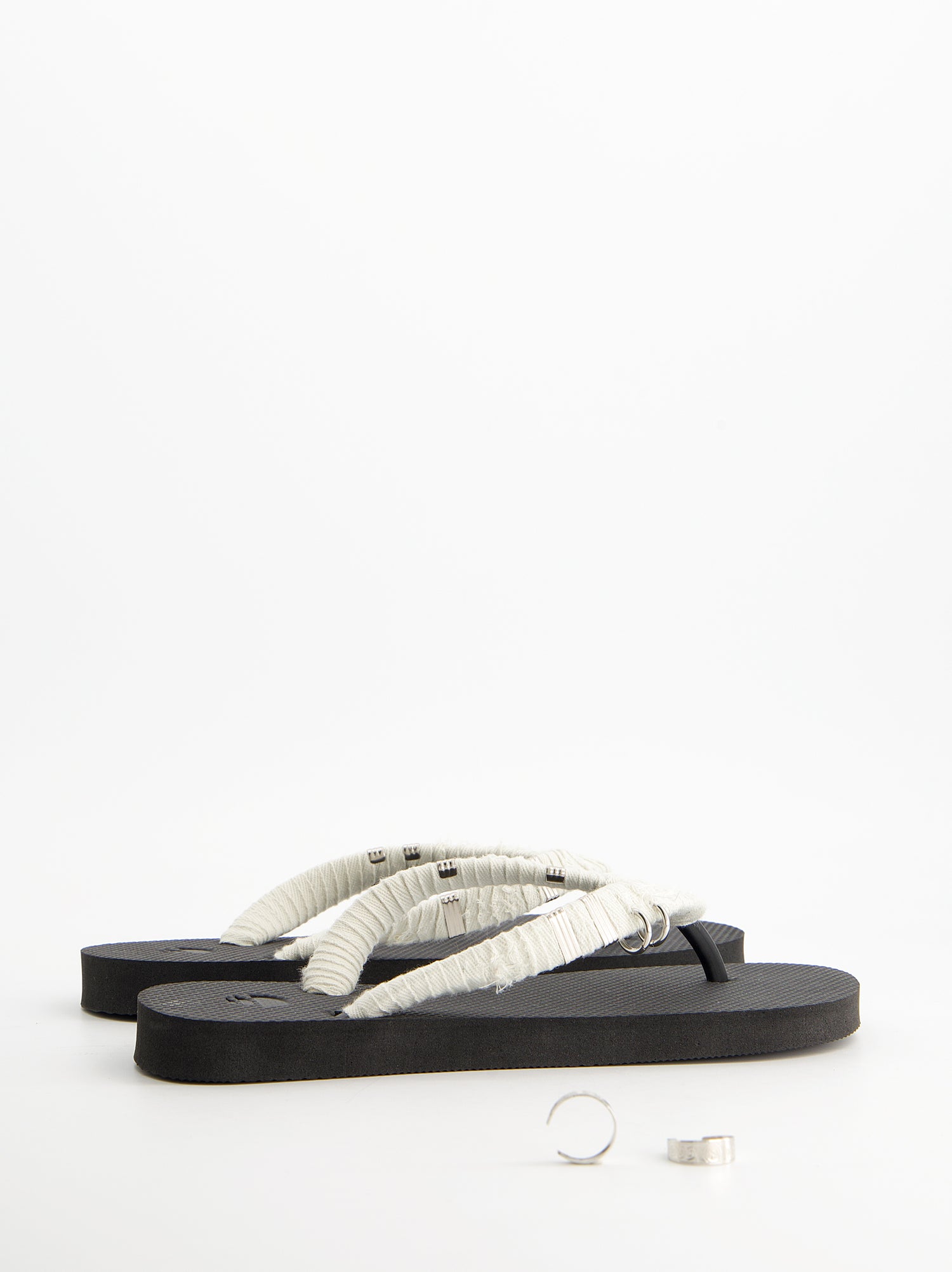 Chanclas revestidas en tejido y detalles metálicos - Jagger