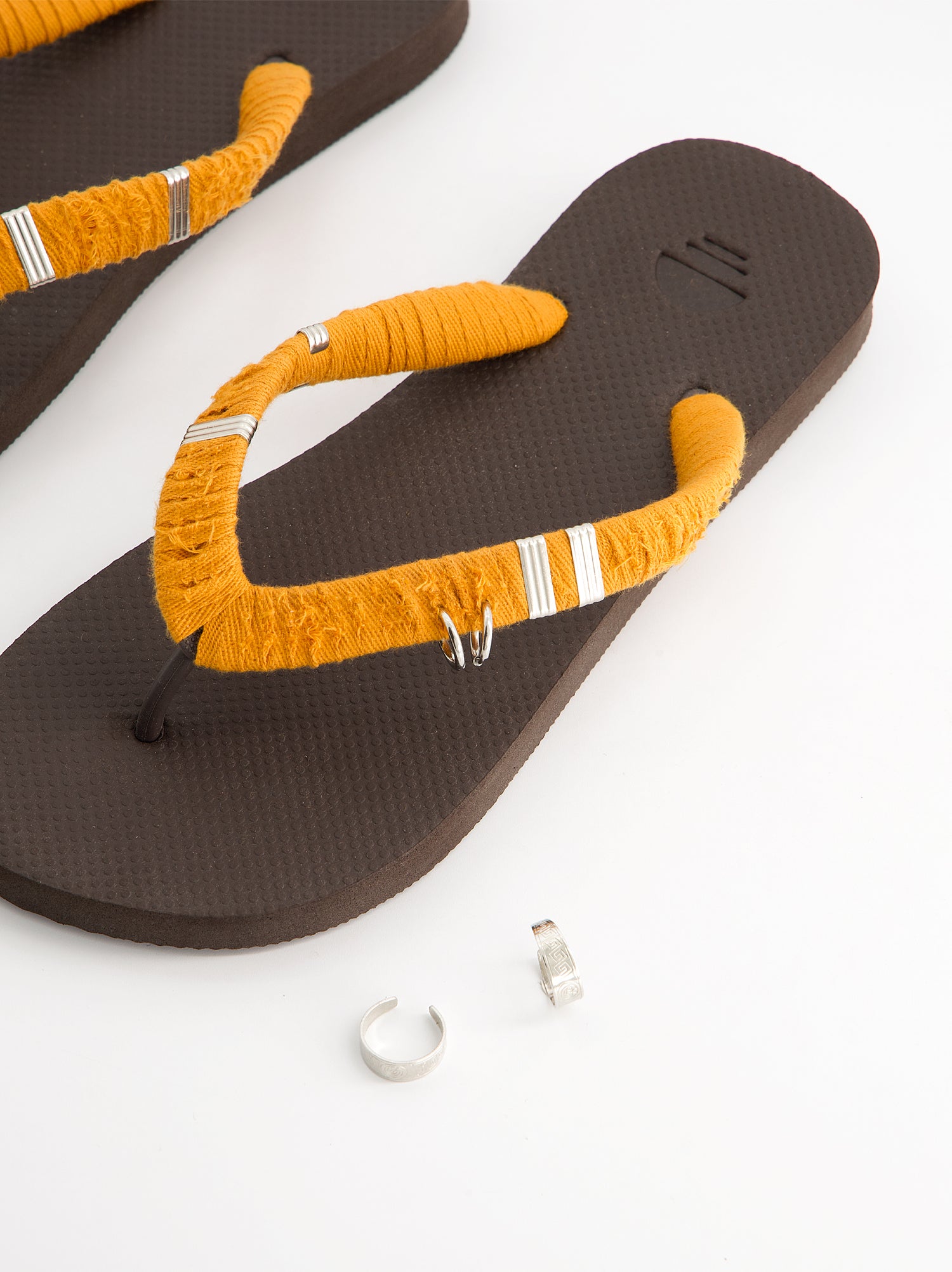 Chanclas revestidas en tejido y detalles metálicos - Jagger