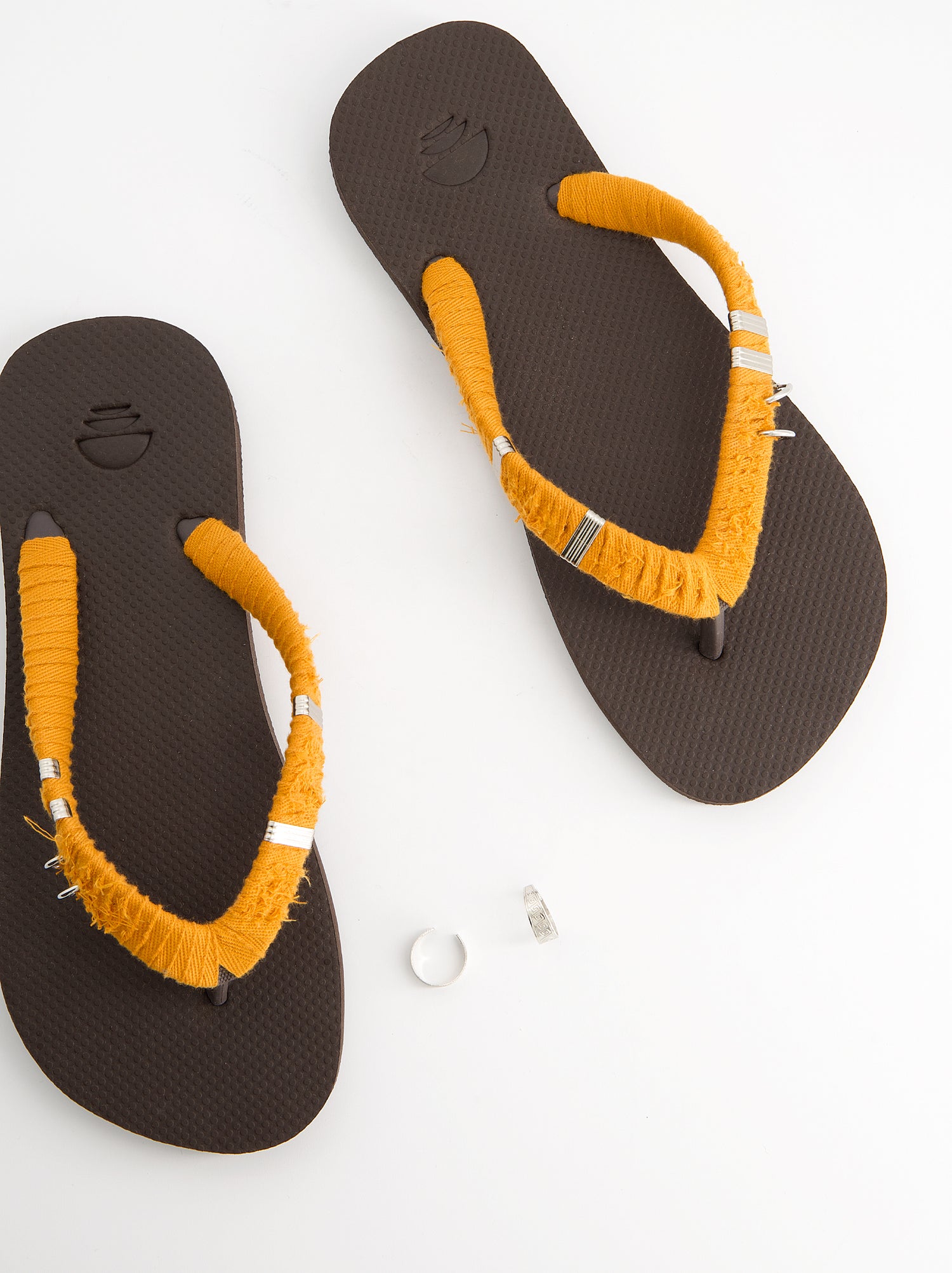 Chanclas revestidas en tejido y detalles metálicos - Jagger