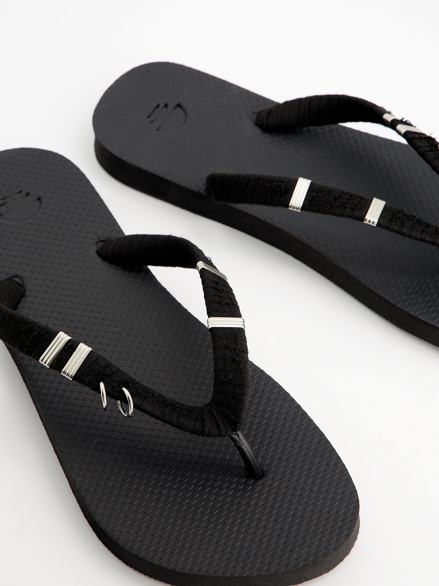 Chanclas revestidas en tejido y detalles metálicos - Jagger