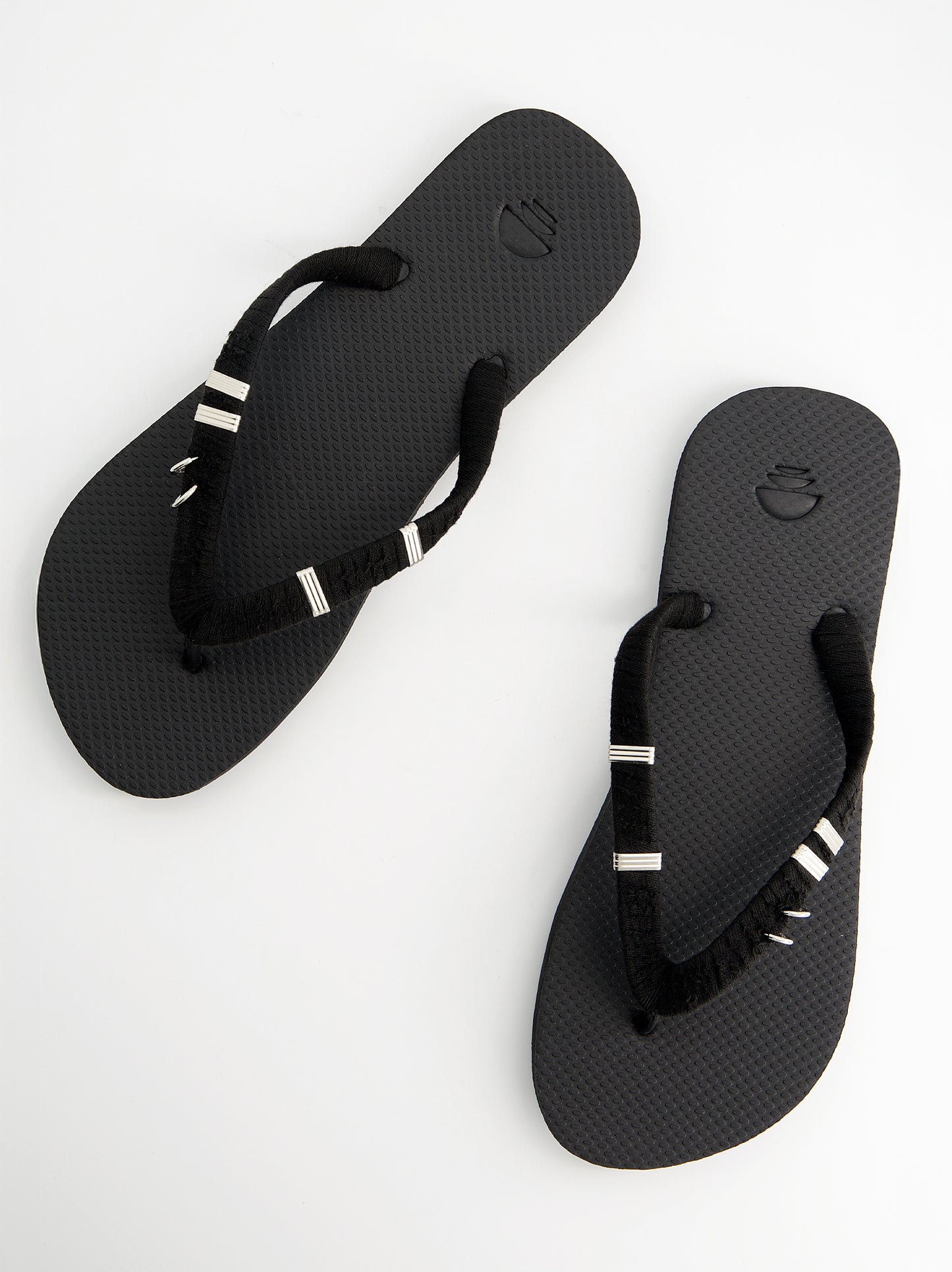Chanclas revestidas en tejido y detalles metálicos - Jagger