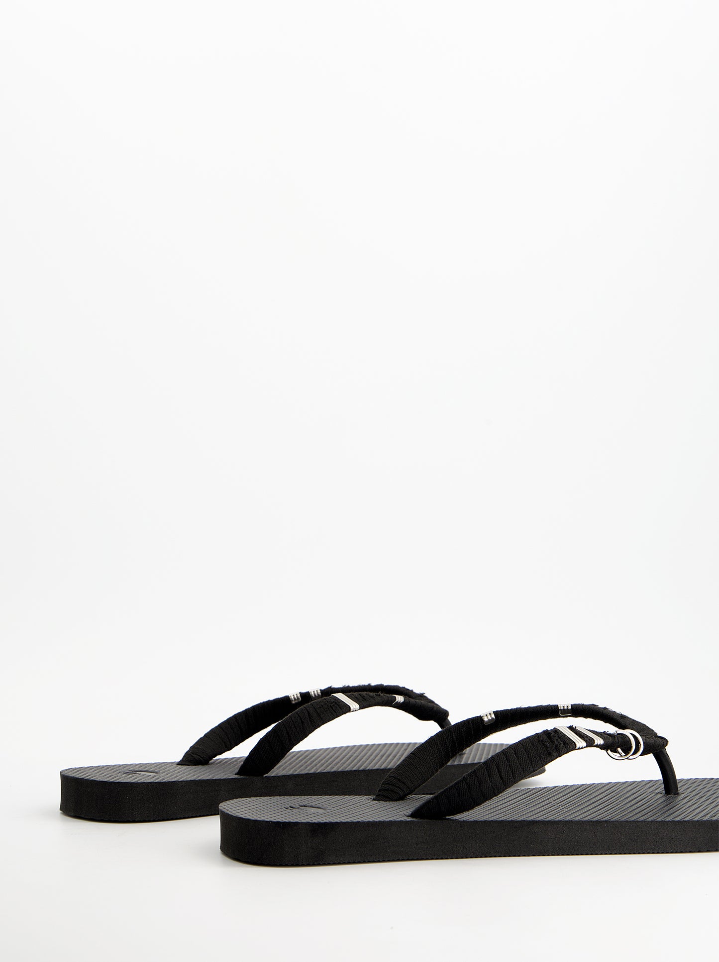 Chanclas revestidas en tejido y detalles metálicos - Jagger