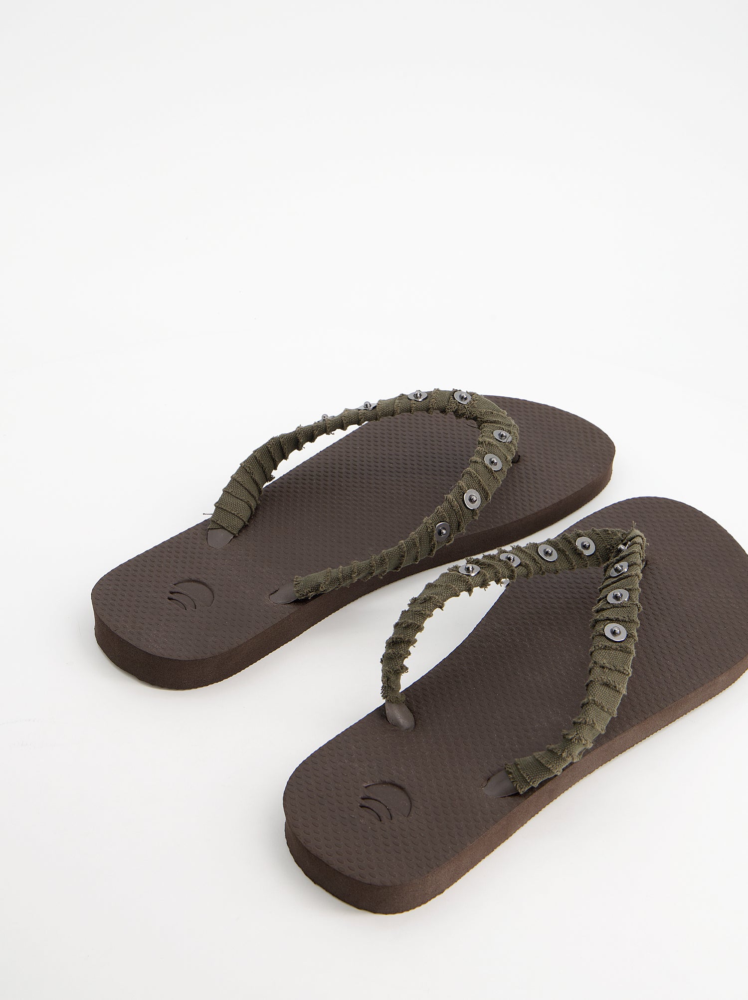Chanclas revestidas en tejido y detalles metálicos - Jagger