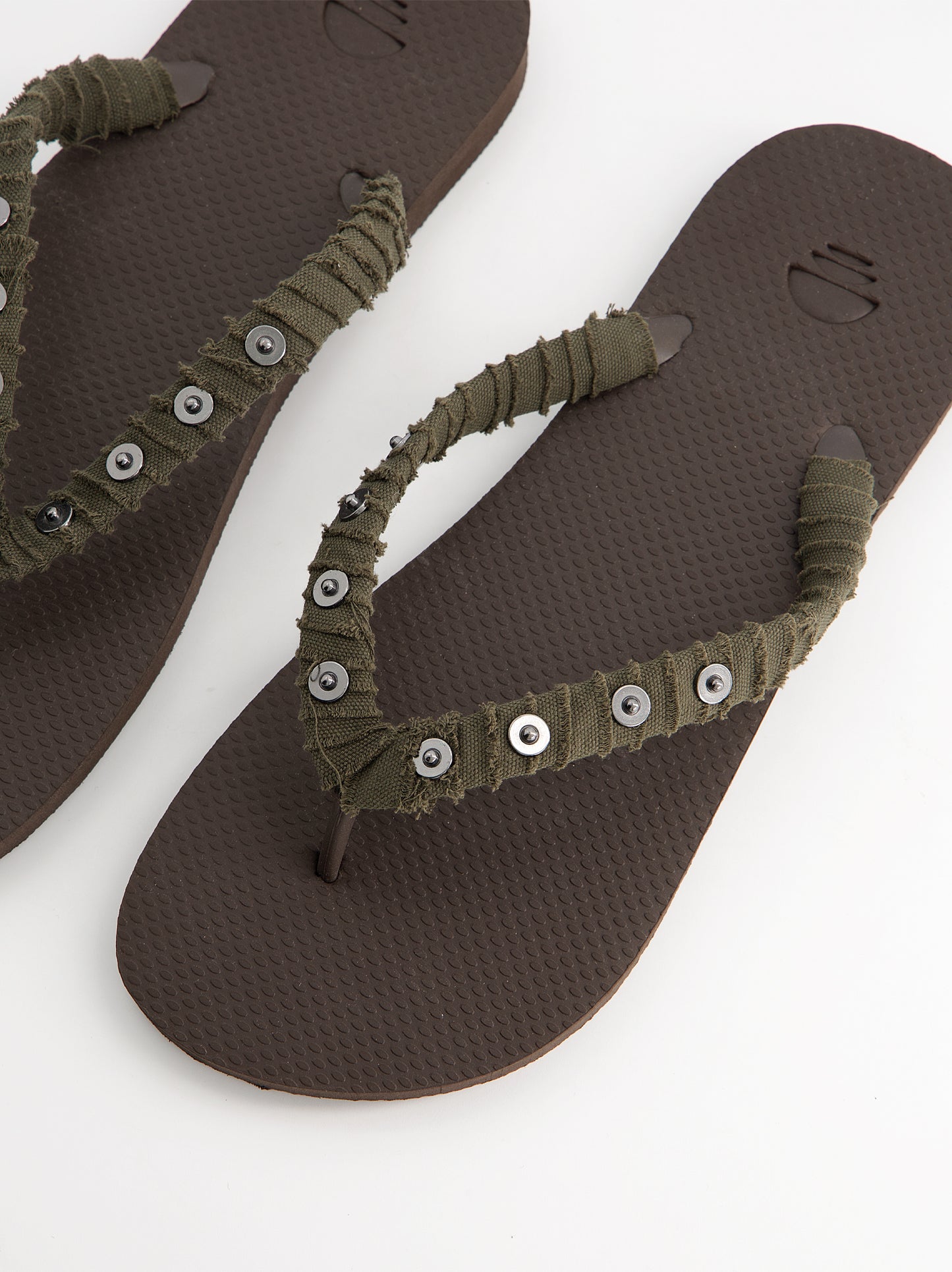 Chanclas revestidas en tejido y detalles metálicos - Jagger