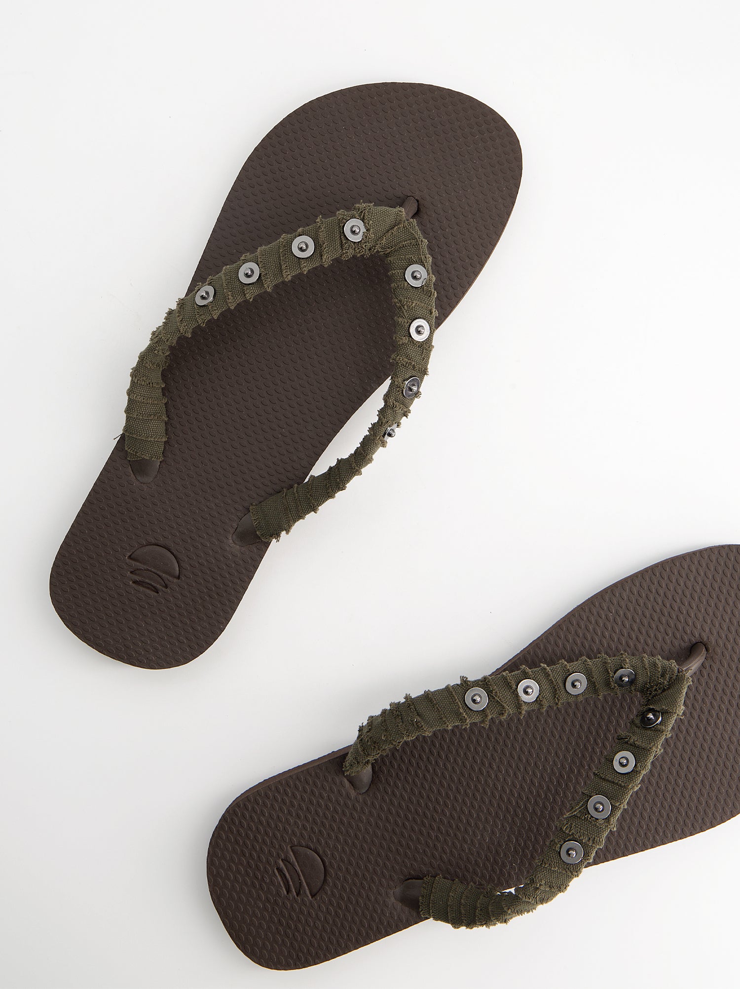 Chanclas revestidas en tejido y detalles metálicos - Jagger