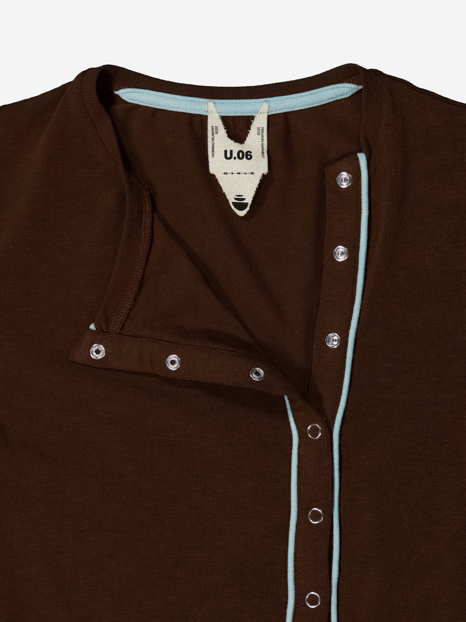 Camiseta marrón con detalle de vivos en contraste - Mani