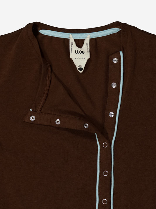 Camiseta marrón con detalle de vivos en contraste - Mani