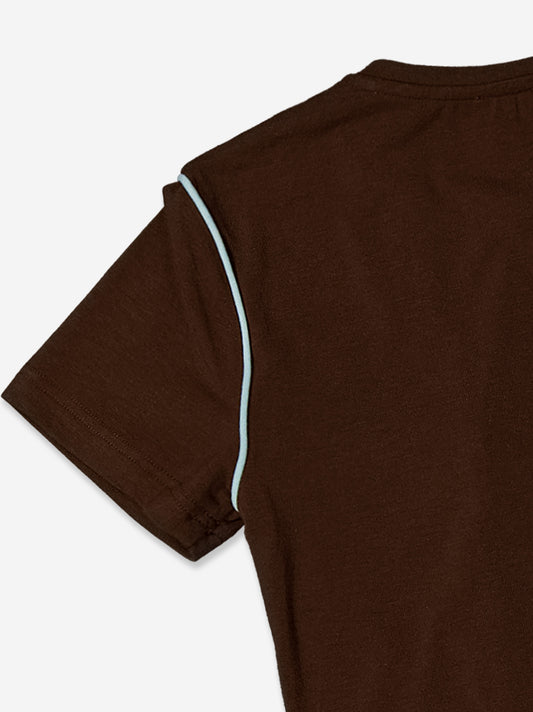 Camiseta marrón con detalle de vivos en contraste - Mani