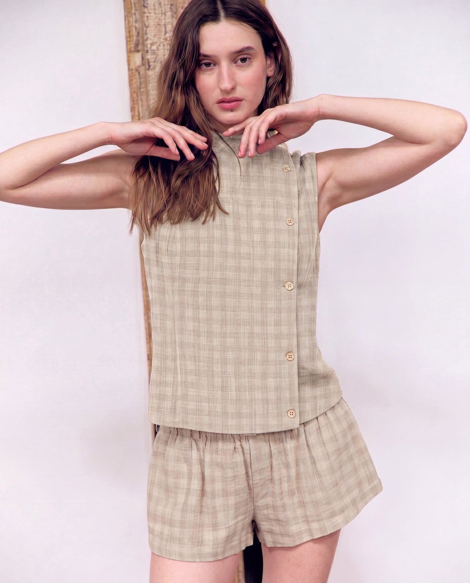 Top beige sin mangas con cierre cruzado - Formette
