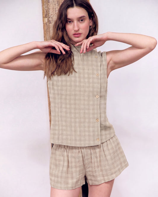 Top beige sin mangas con cierre cruzado - Formette