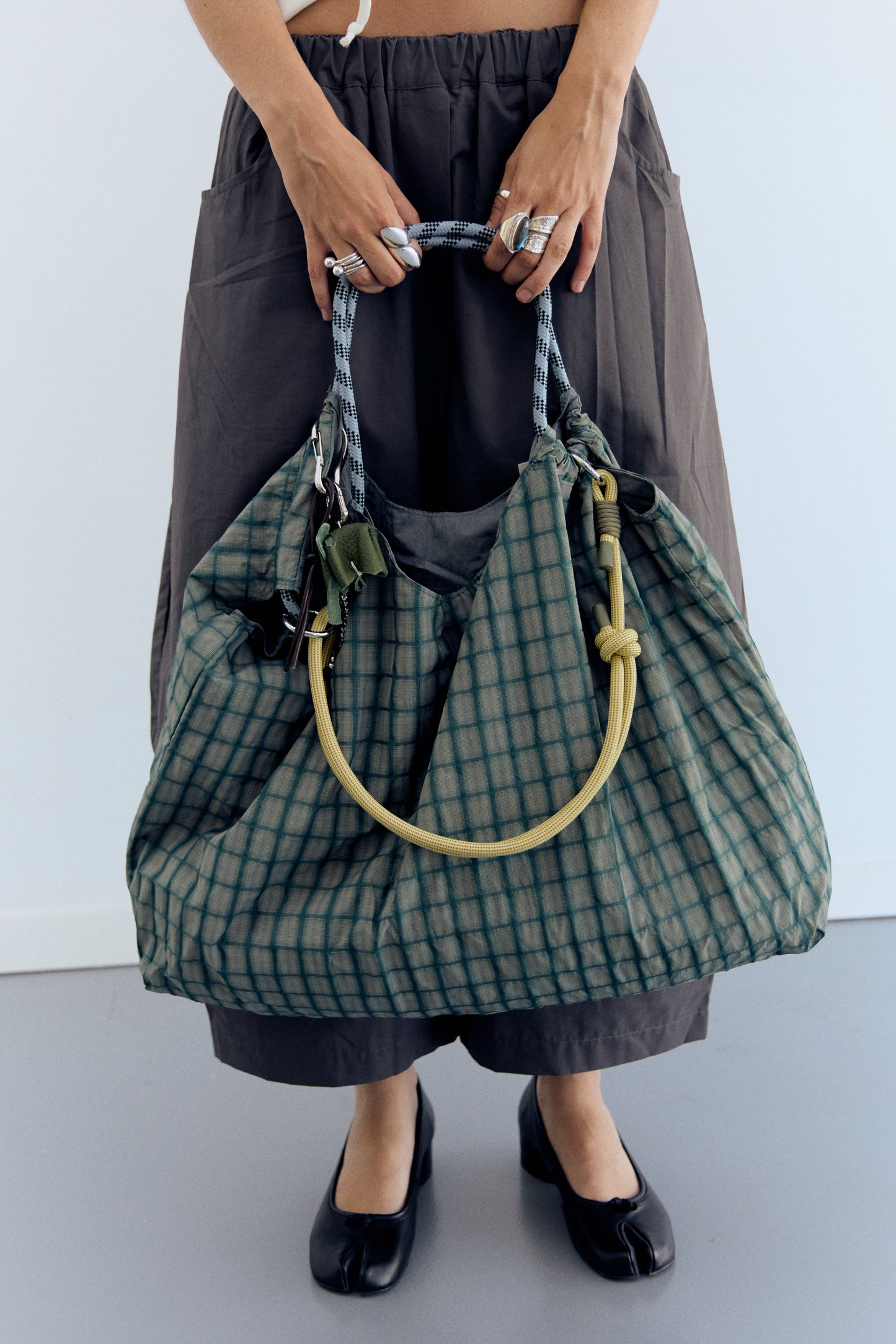 Bolso shopper técnico reversible con charm - JJ