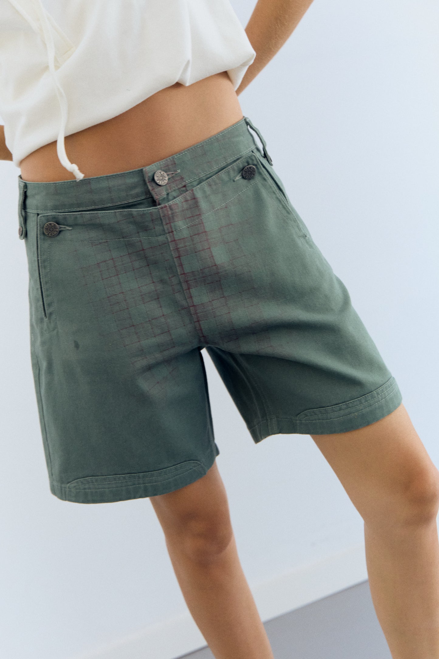 Short verde con detalle gráfico y botones metálicos - Lira