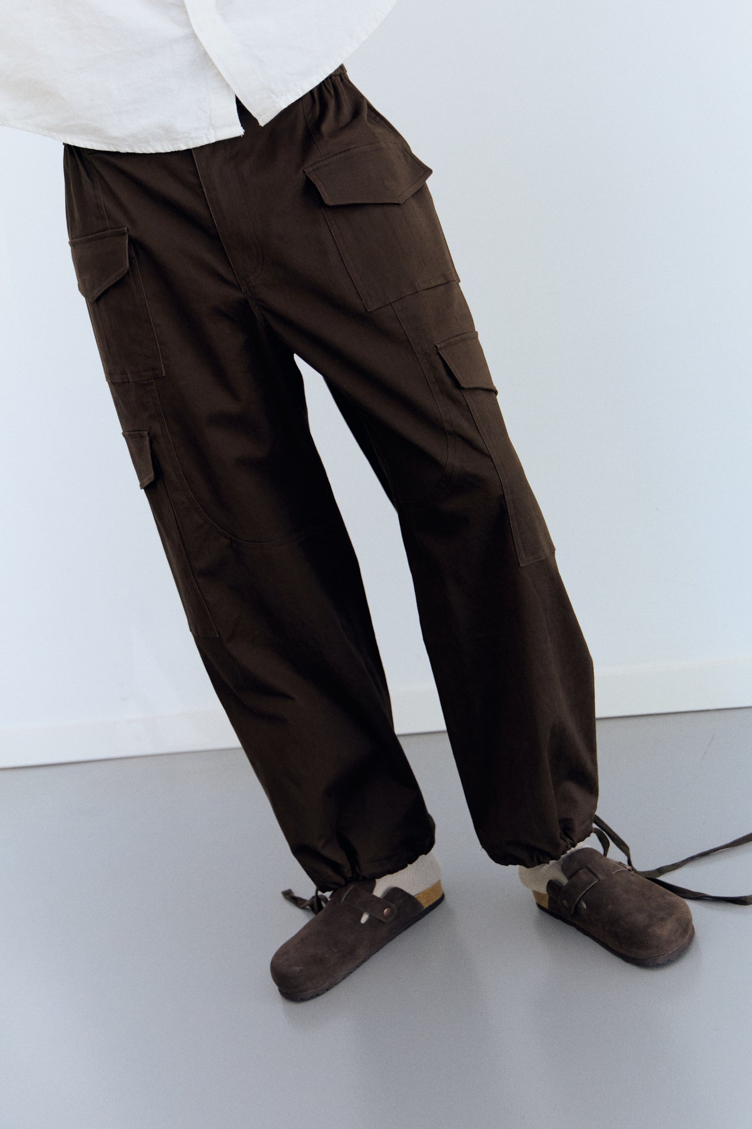 Pantalón cargo marrón con bajo ajustable y bolsillos Breeze