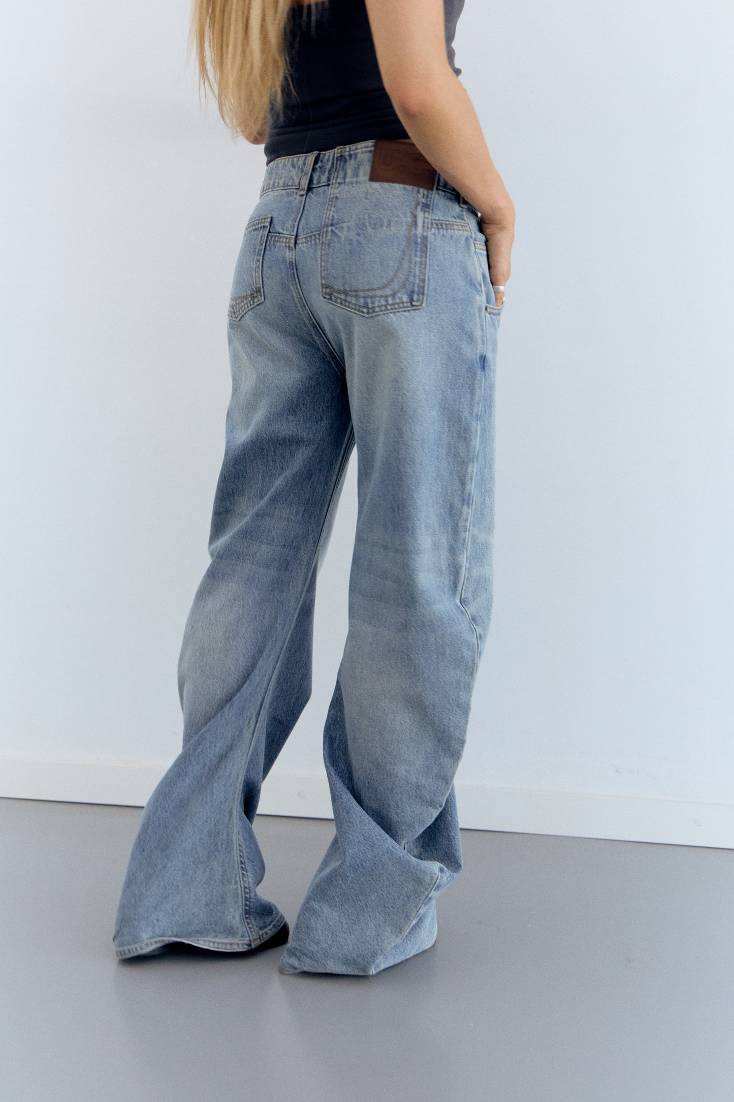 Jeans de pernera curva Jones