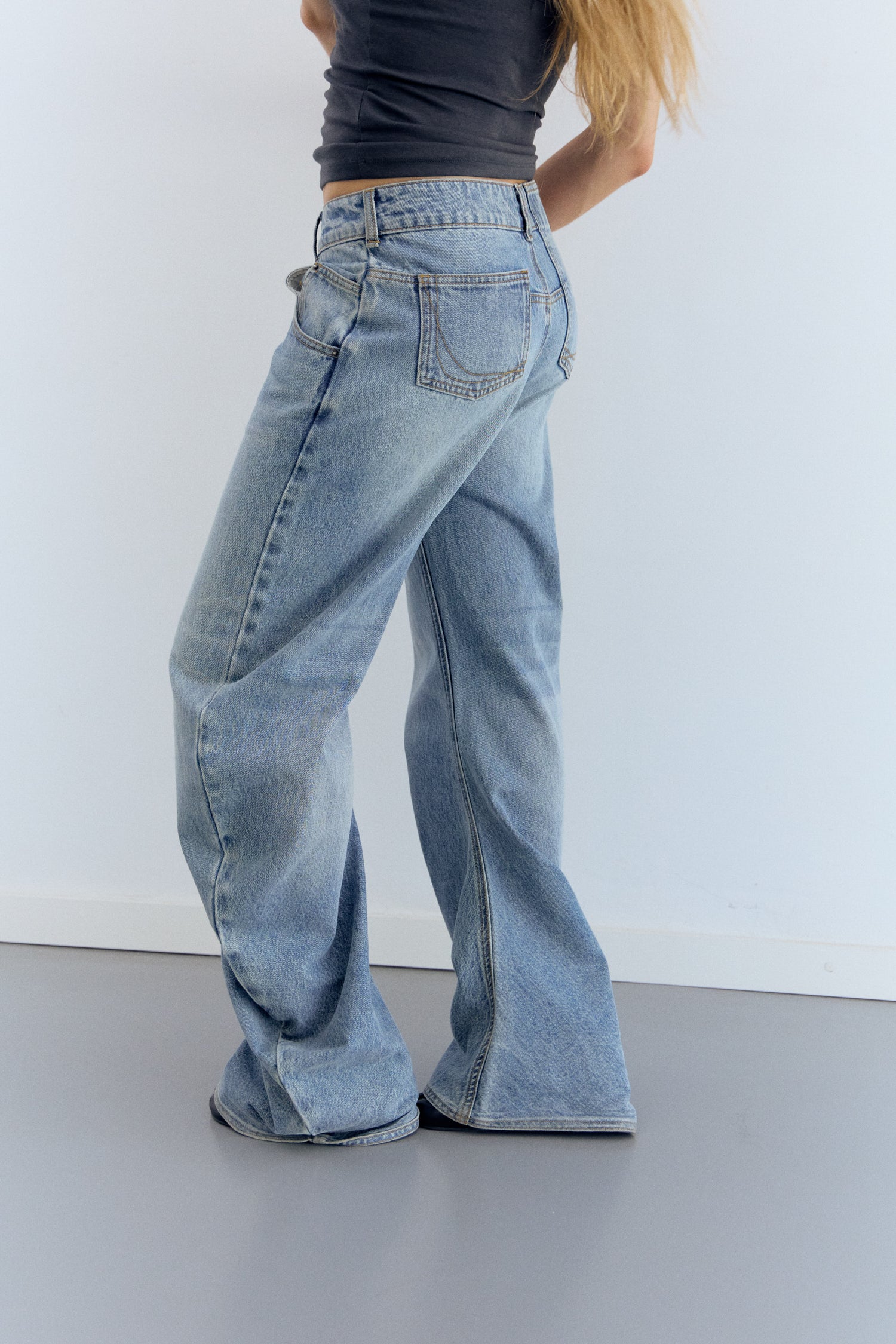 Jeans de pernera curva Jones