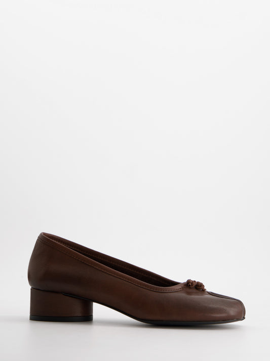 Brown low-heeled tabi ballet flats - Kala