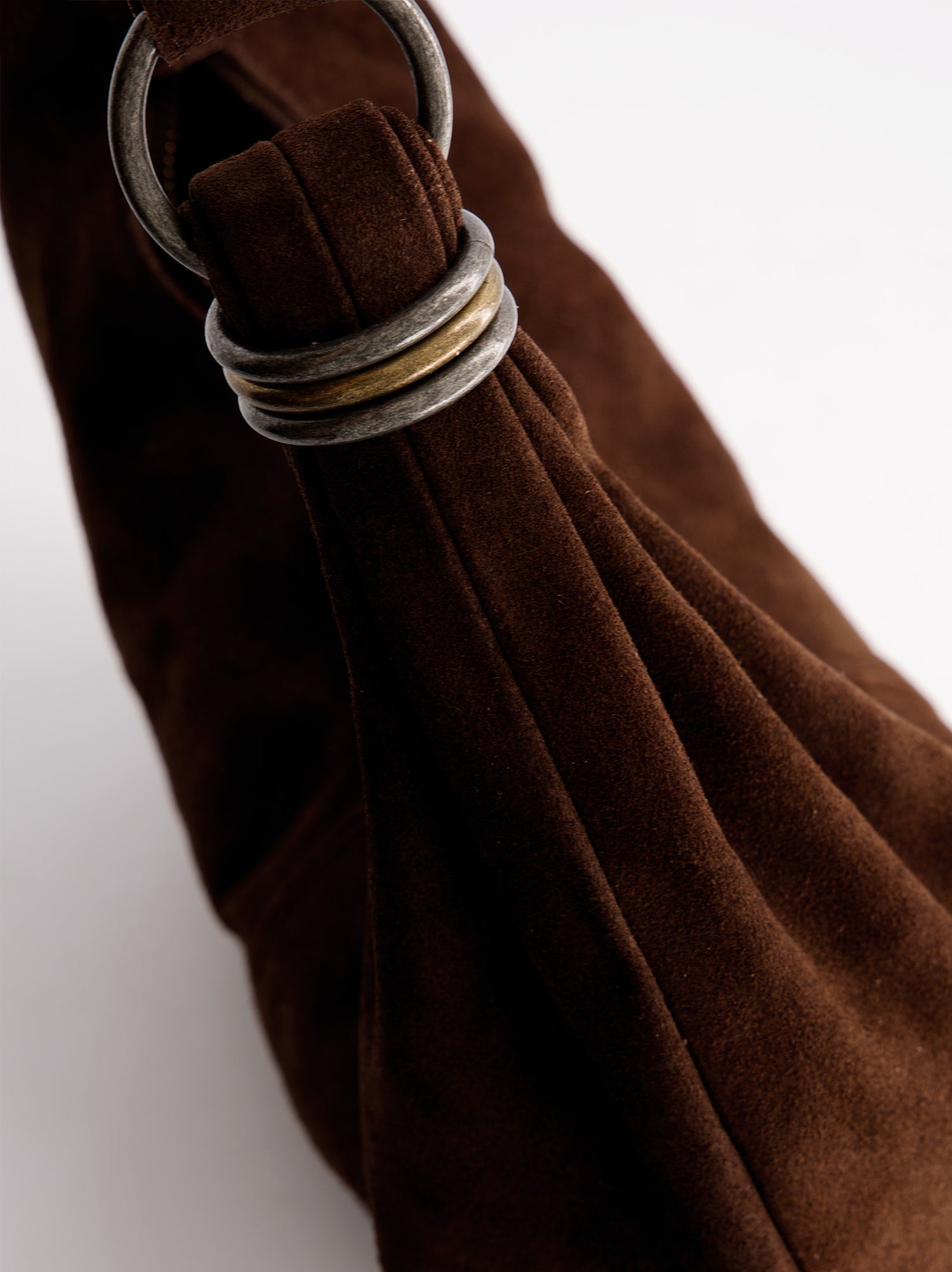 Bolso De Ante Marrón Con Herrajes Metálicos - Santa