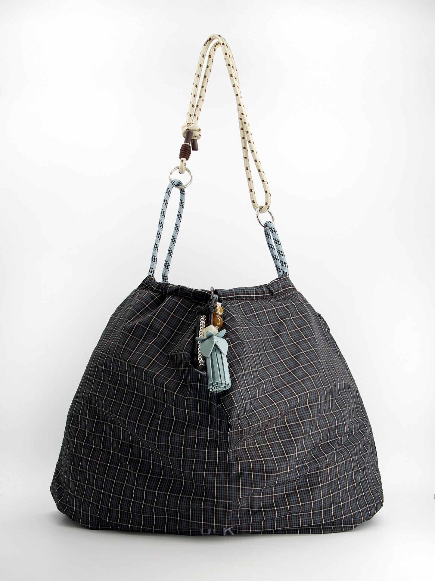 Bolso shopper técnico reversible con charm - JJ