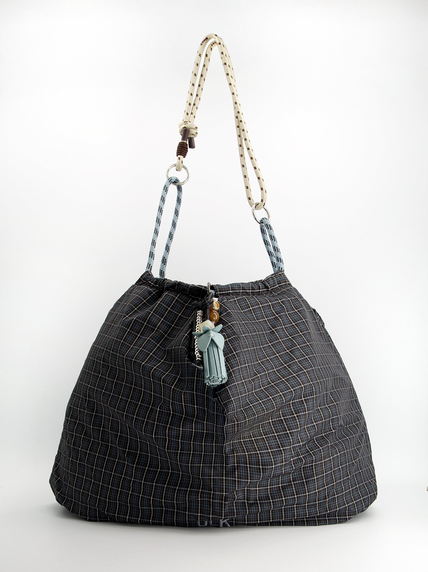 Bolso shopper técnico reversible con charm - JJ