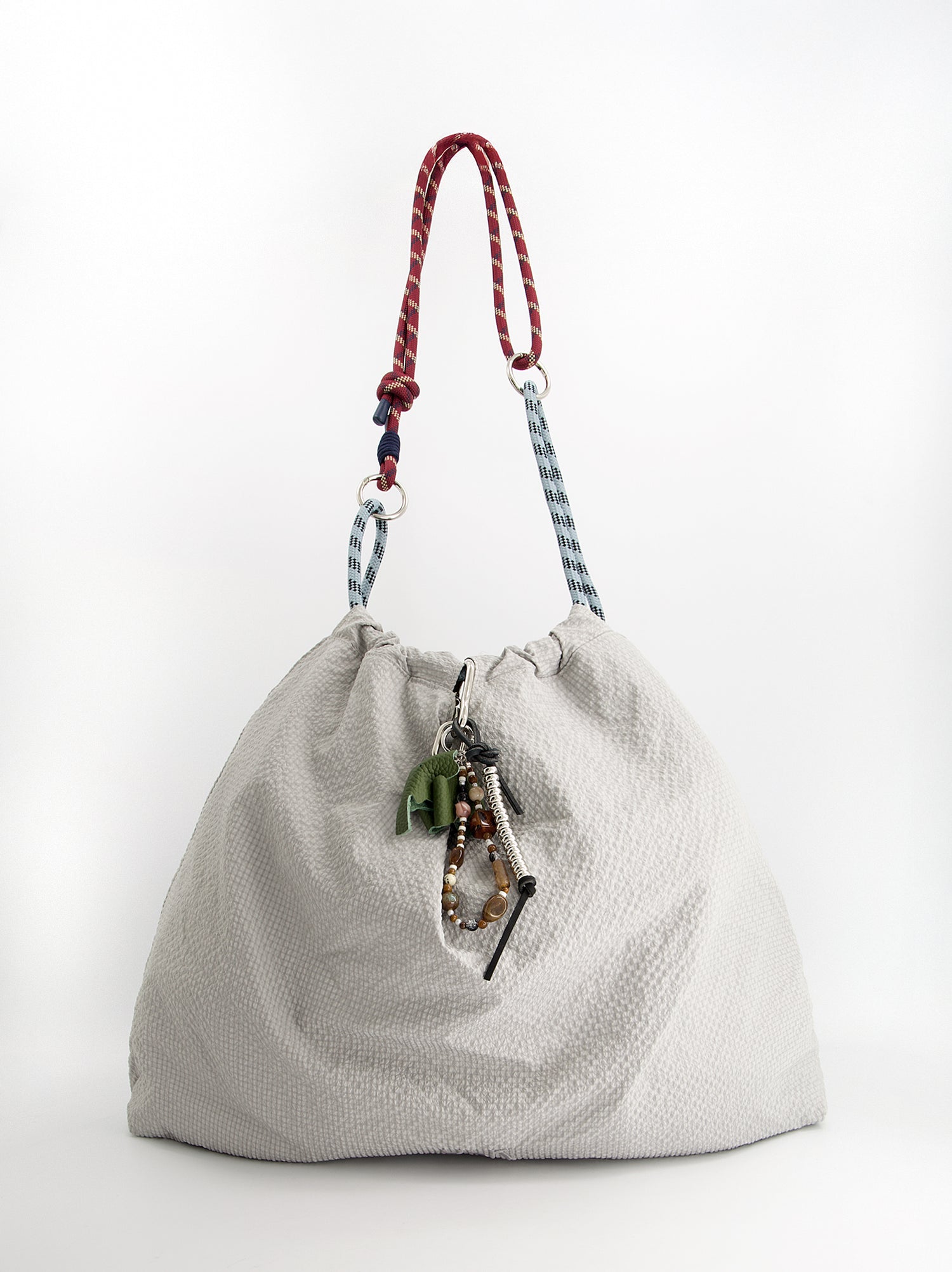 Bolso shopper técnico reversible con charm - JJ