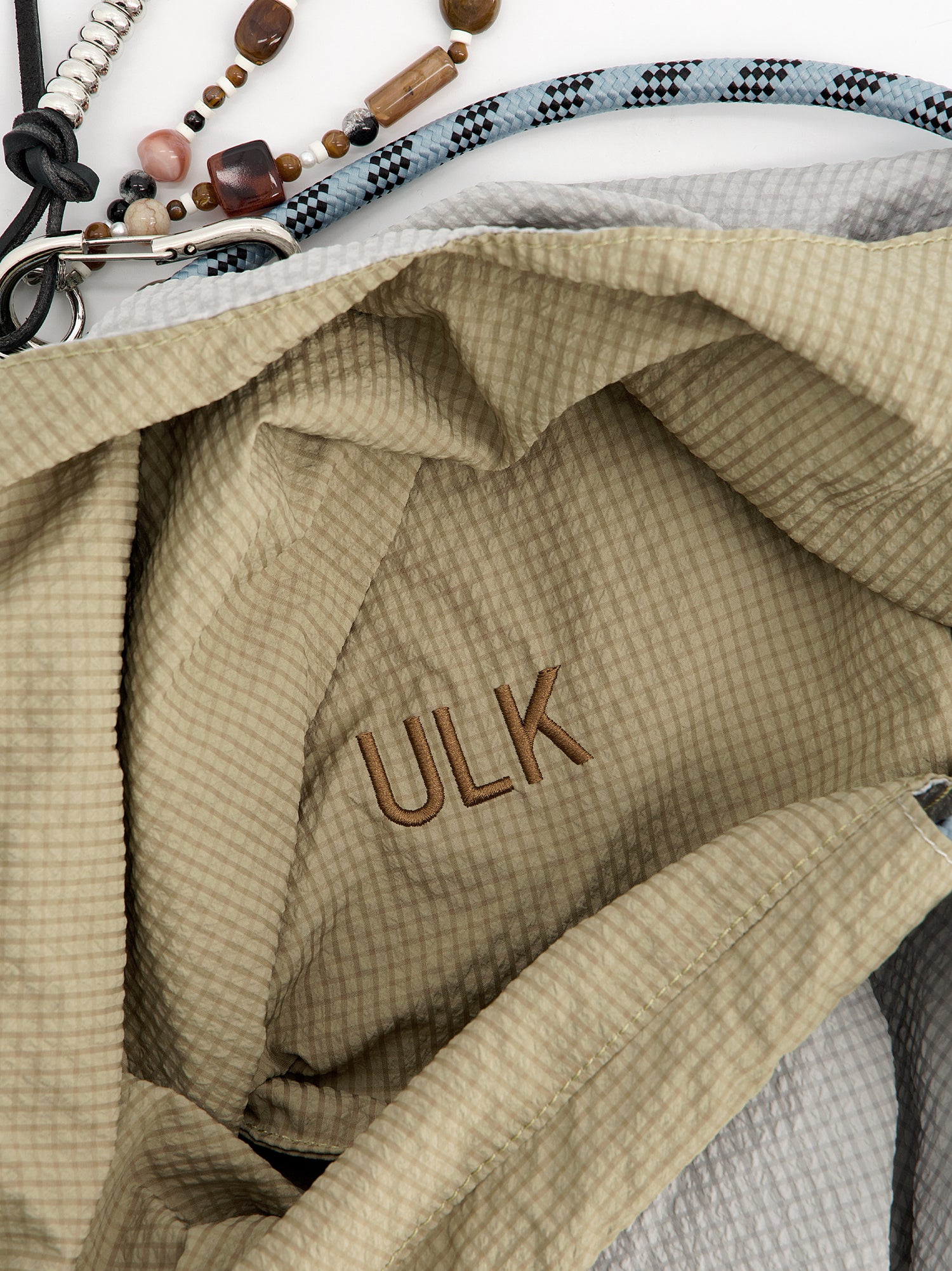 Bolso shopper técnico reversible con charm - JJ
