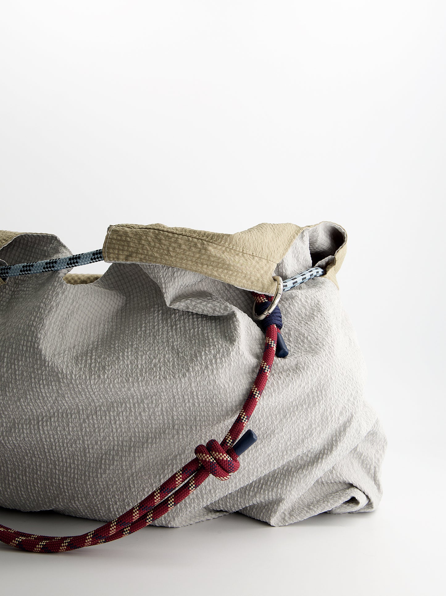 Bolso shopper técnico reversible con charm - JJ
