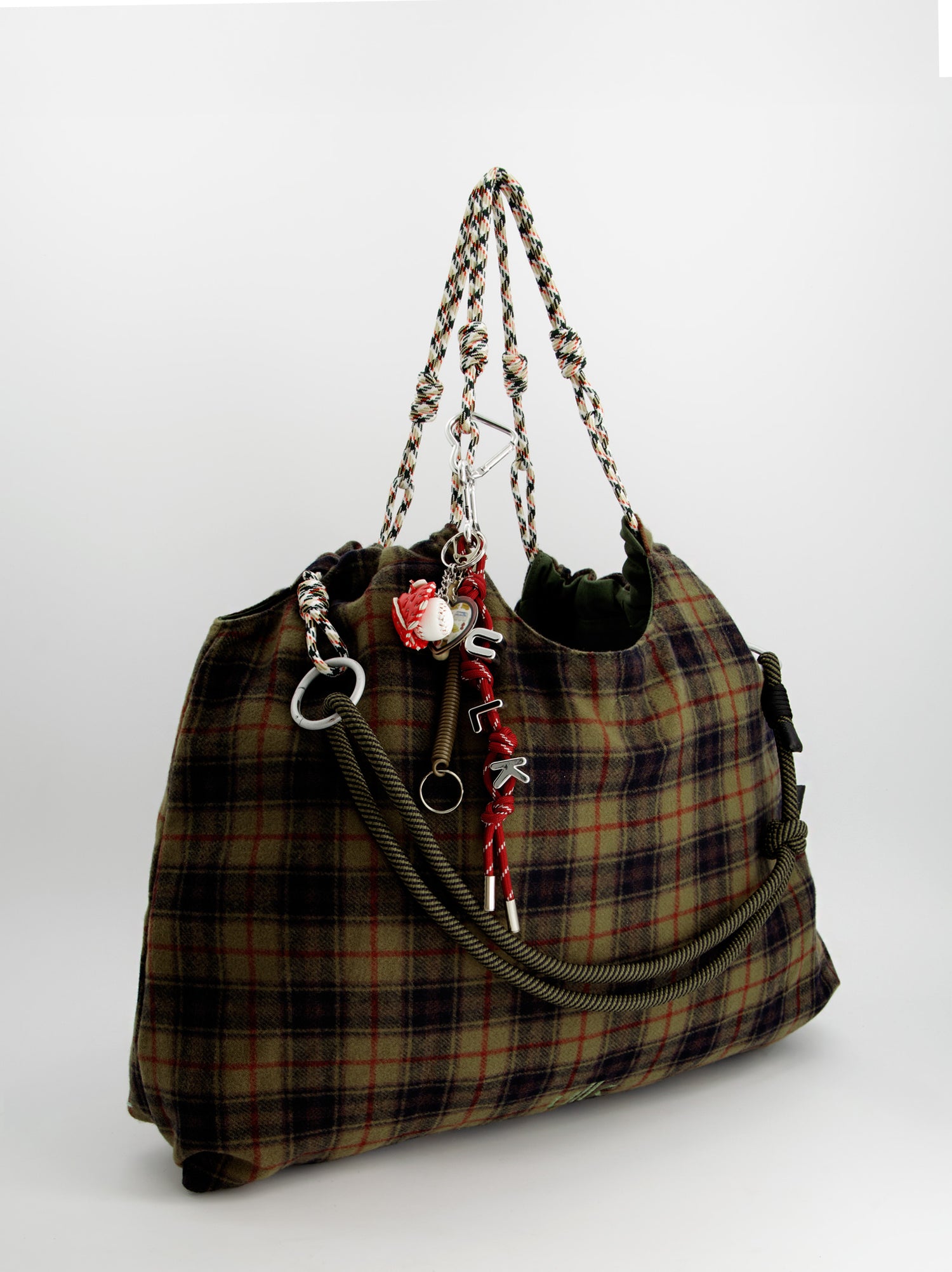 Bolso tote a cuadros con charms - ULK Rever