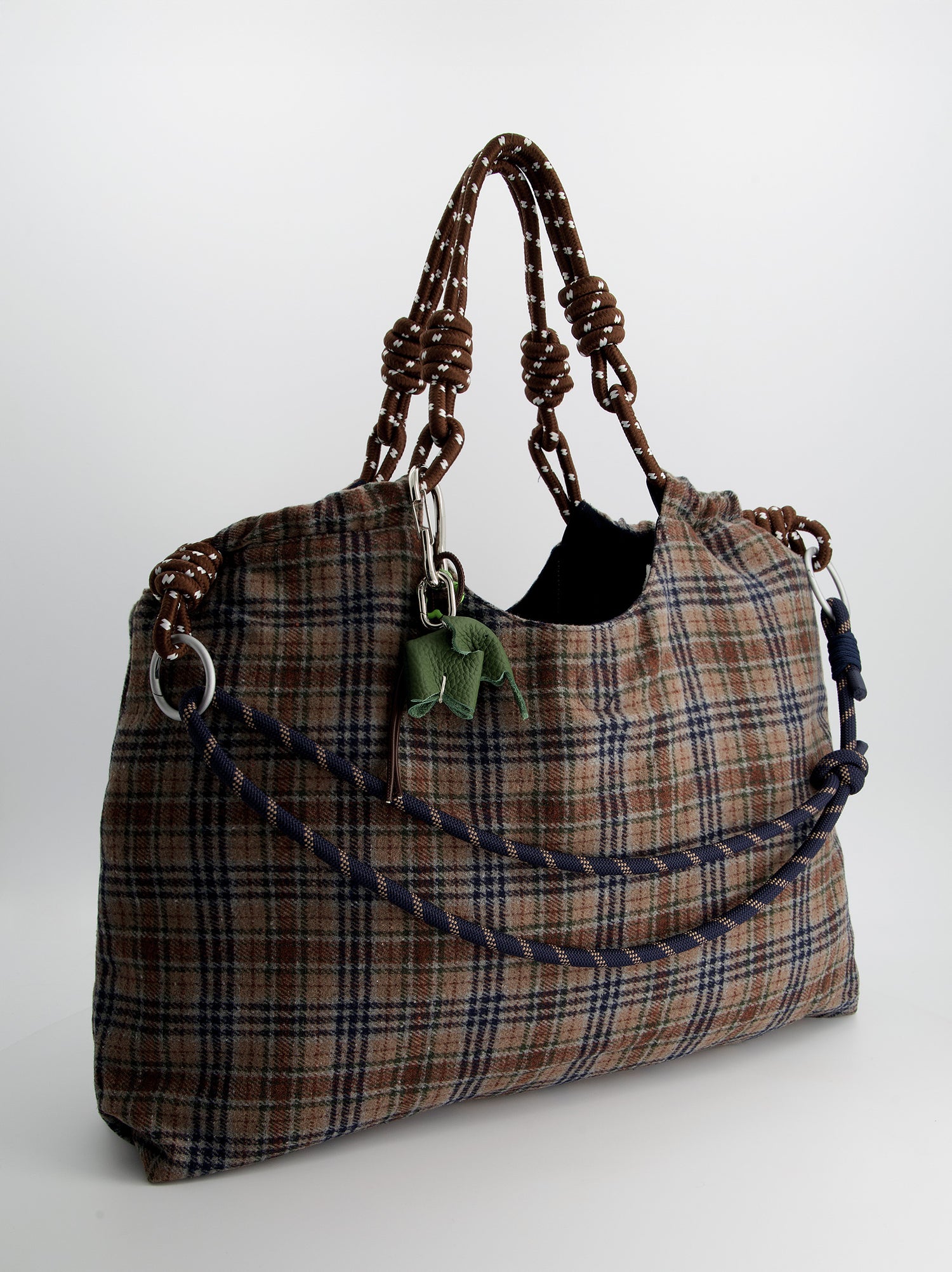 Bolso tote a cuadros con charms - Rever