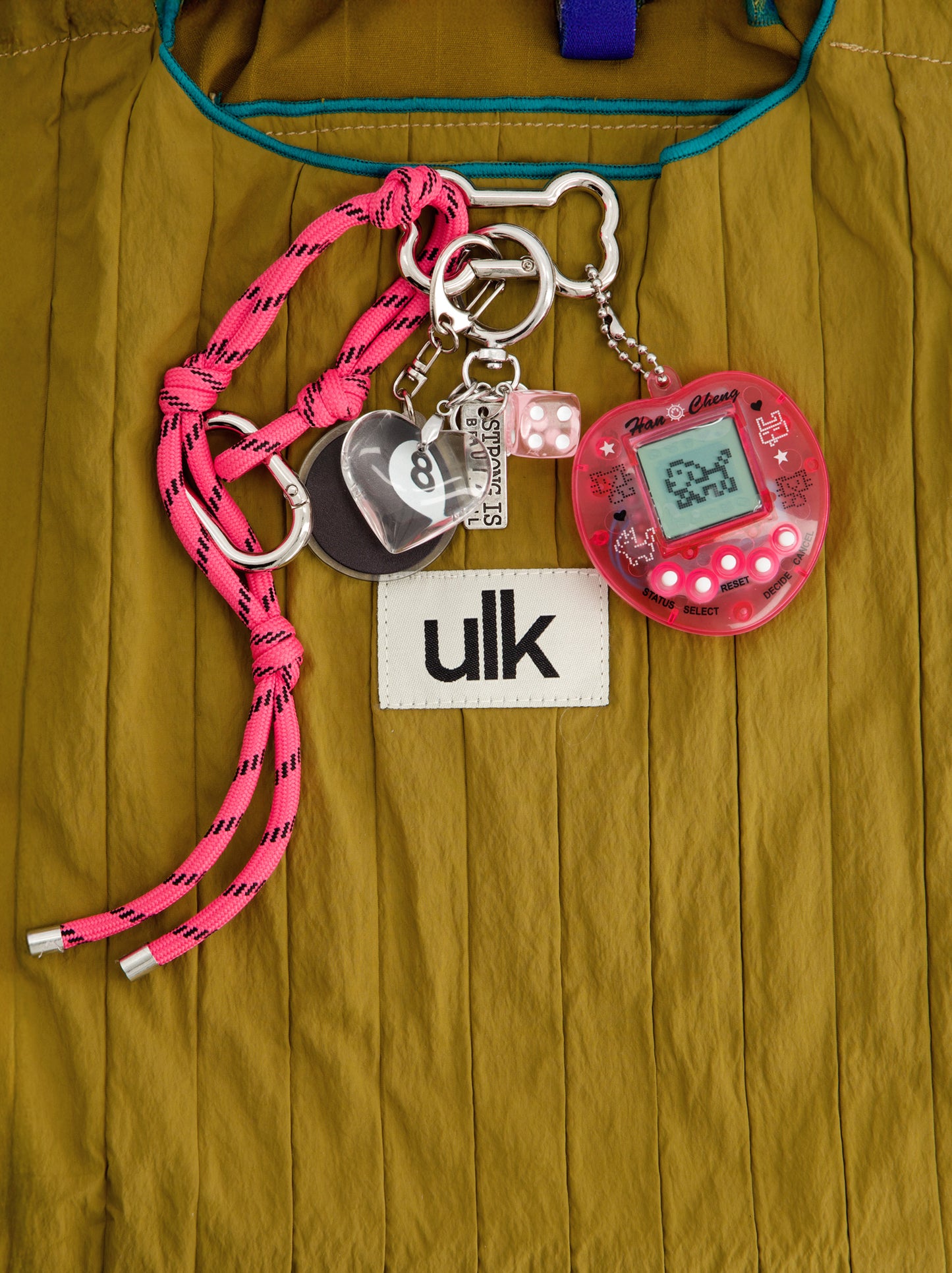 Bolso tote de nylon con charms - ULK Merly