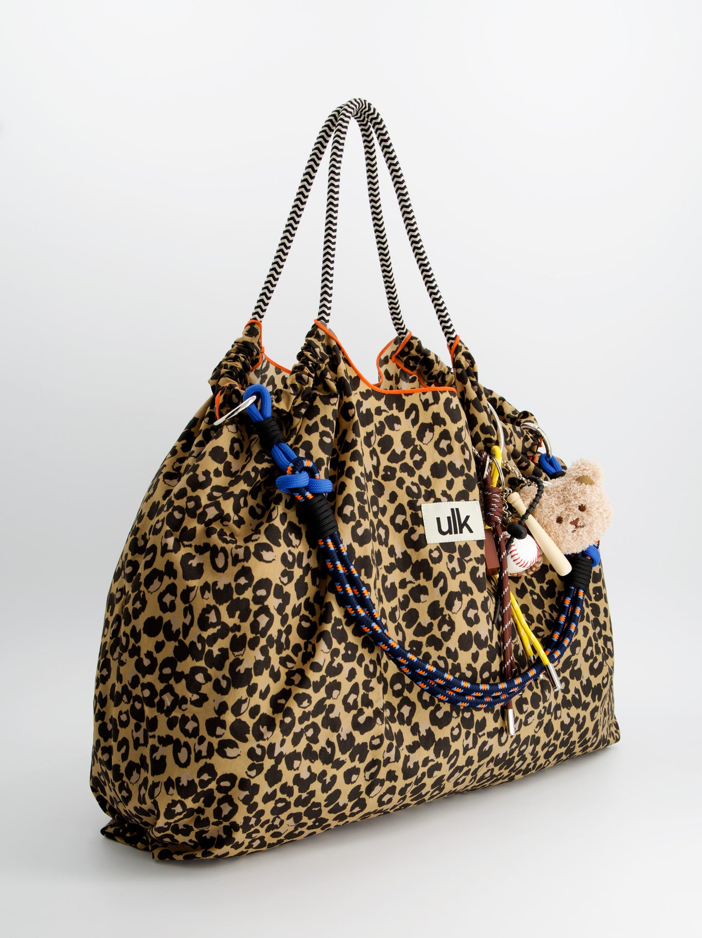 Bolso tote de nylon con charms - ULK Merly