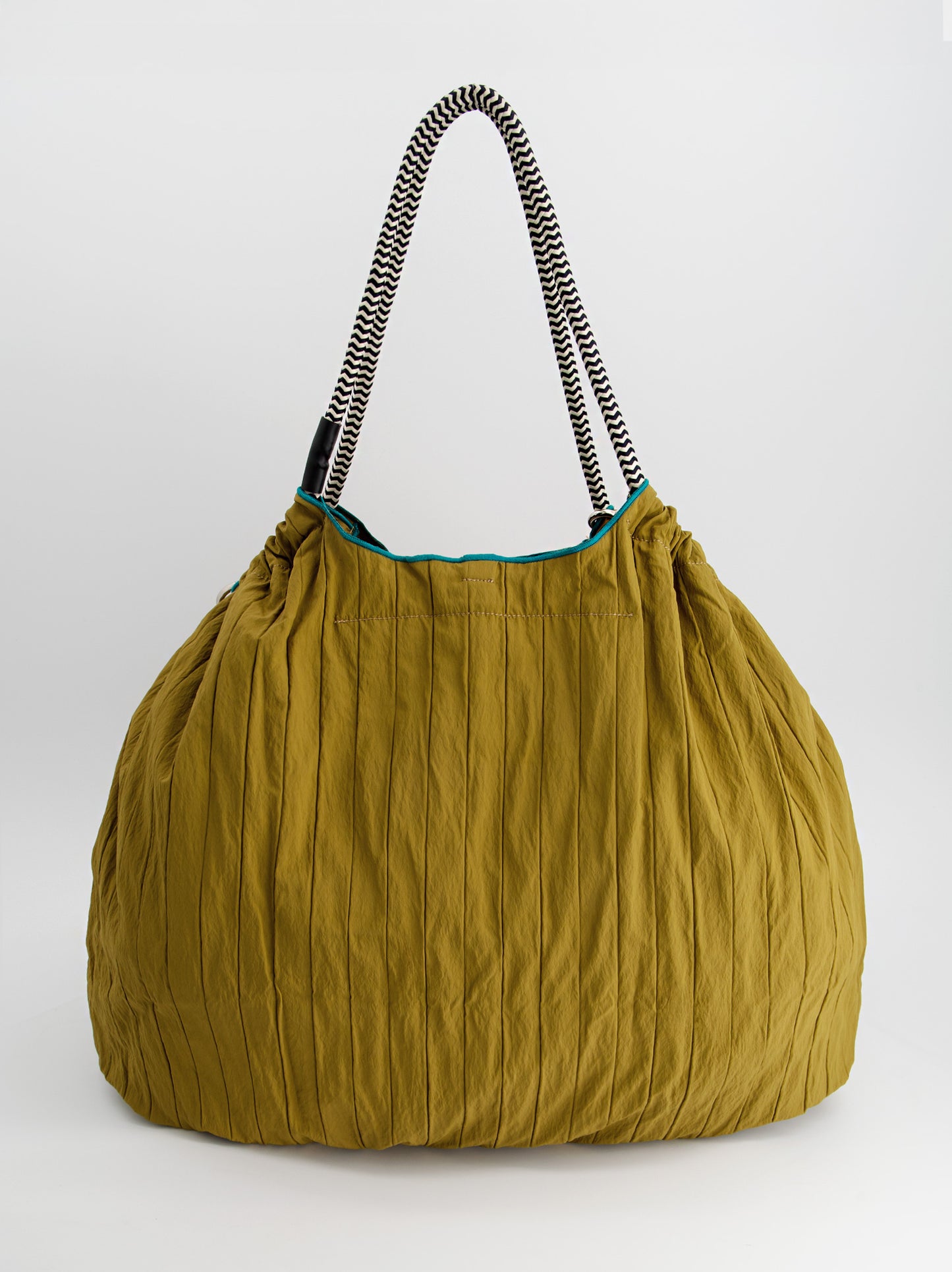 Bolso tote de nylon con charms - Merly