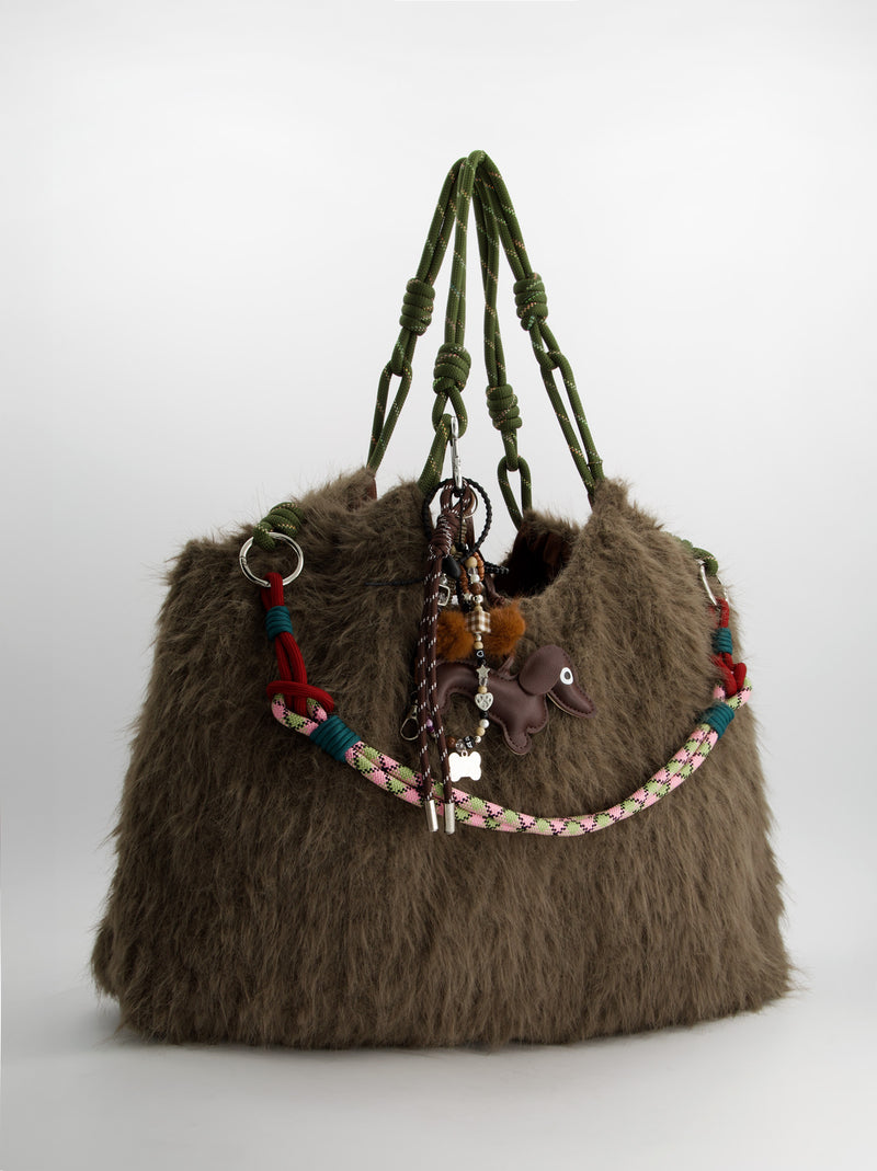 Bolso tote de pelo con charms