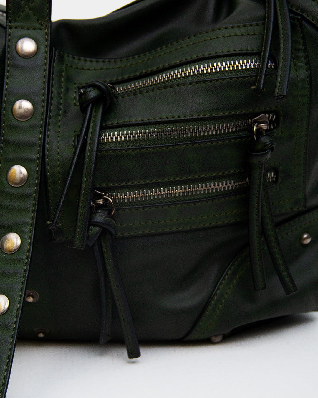 Bolso verde con hebillas, tachuleas y bolsillos - Padlock