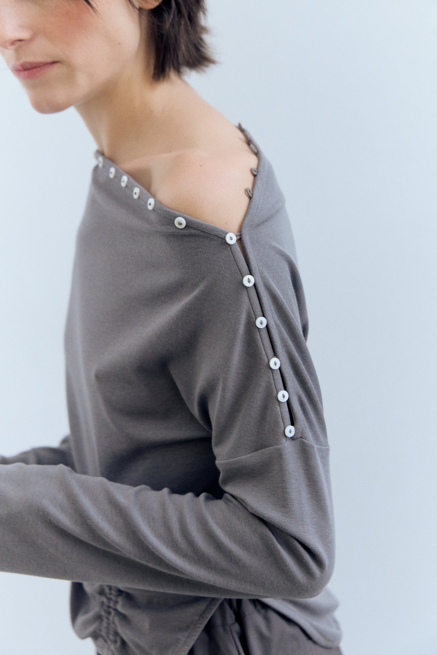 Top gris de manga larga con frunce lateral - Xiquet