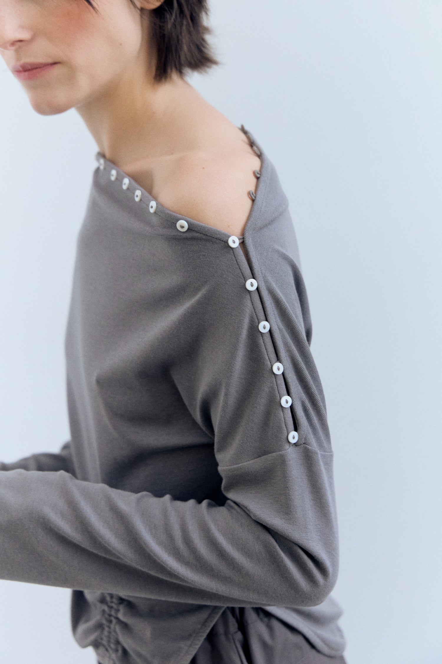 Top gris de manga larga con frunce lateral - Xiquet