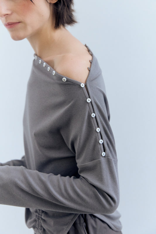Top gris de manga larga con frunce lateral - Xiquet