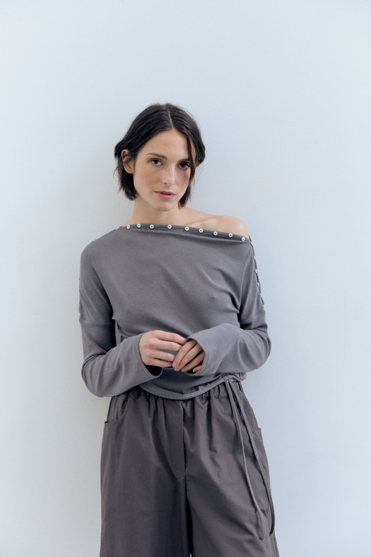 Top gris de manga larga con frunce lateral - Xiquet