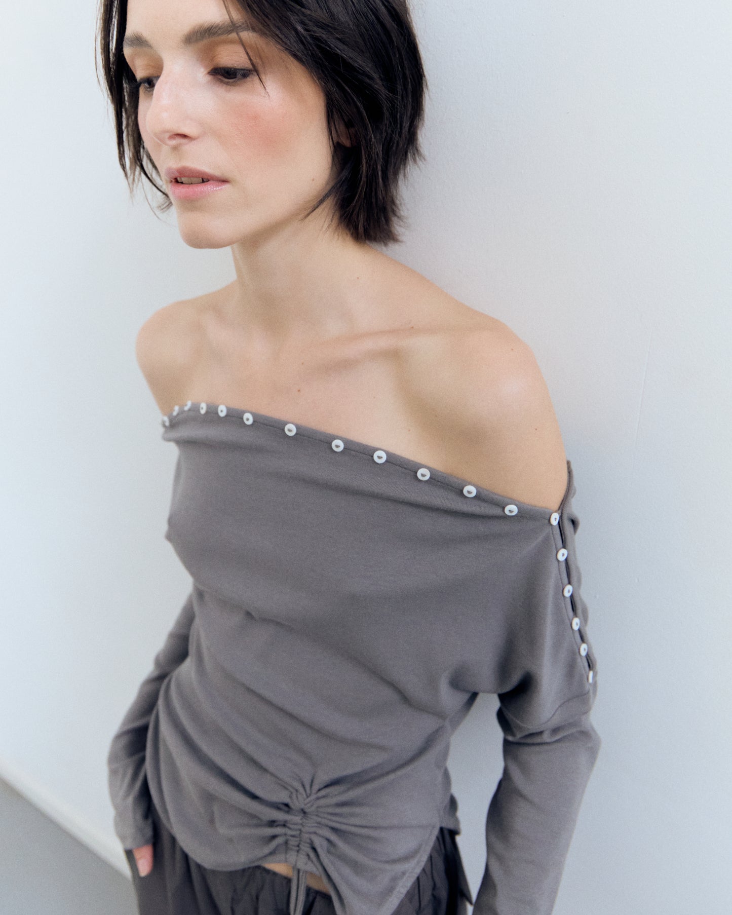 Top gris de manga larga con frunce lateral - Xiquet