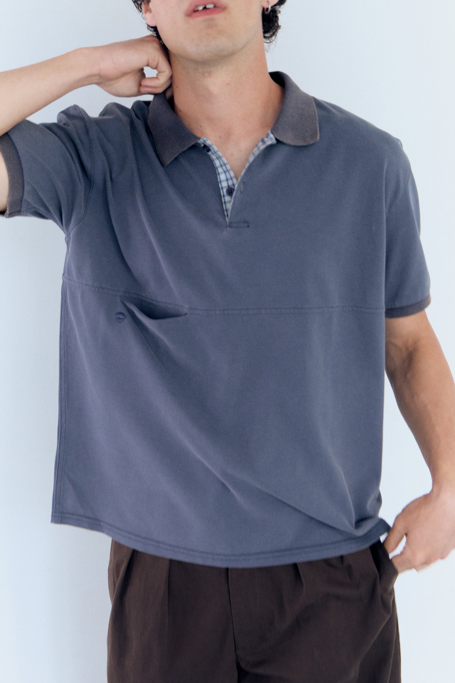 Polo técnico azul marino con bolsillo oculto - Poki